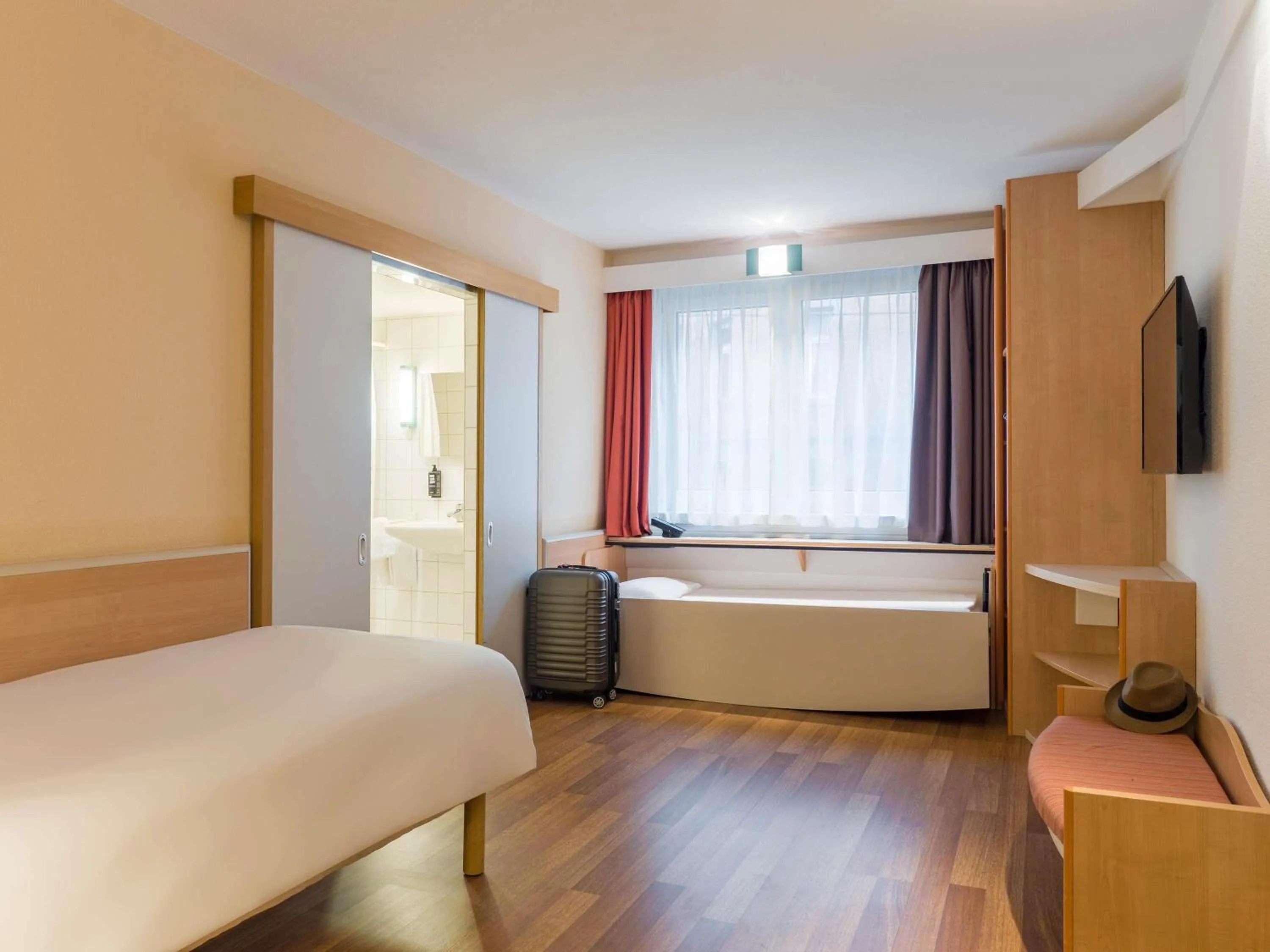 Bedroom, Bed in ibis Stuttgart Centrum