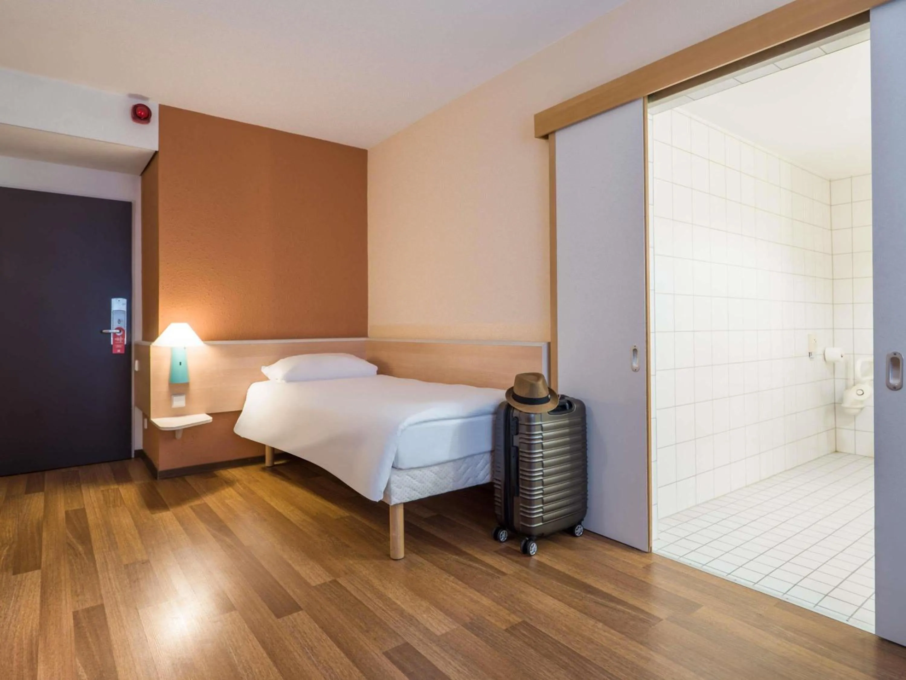 Bedroom, Bed in ibis Stuttgart Centrum