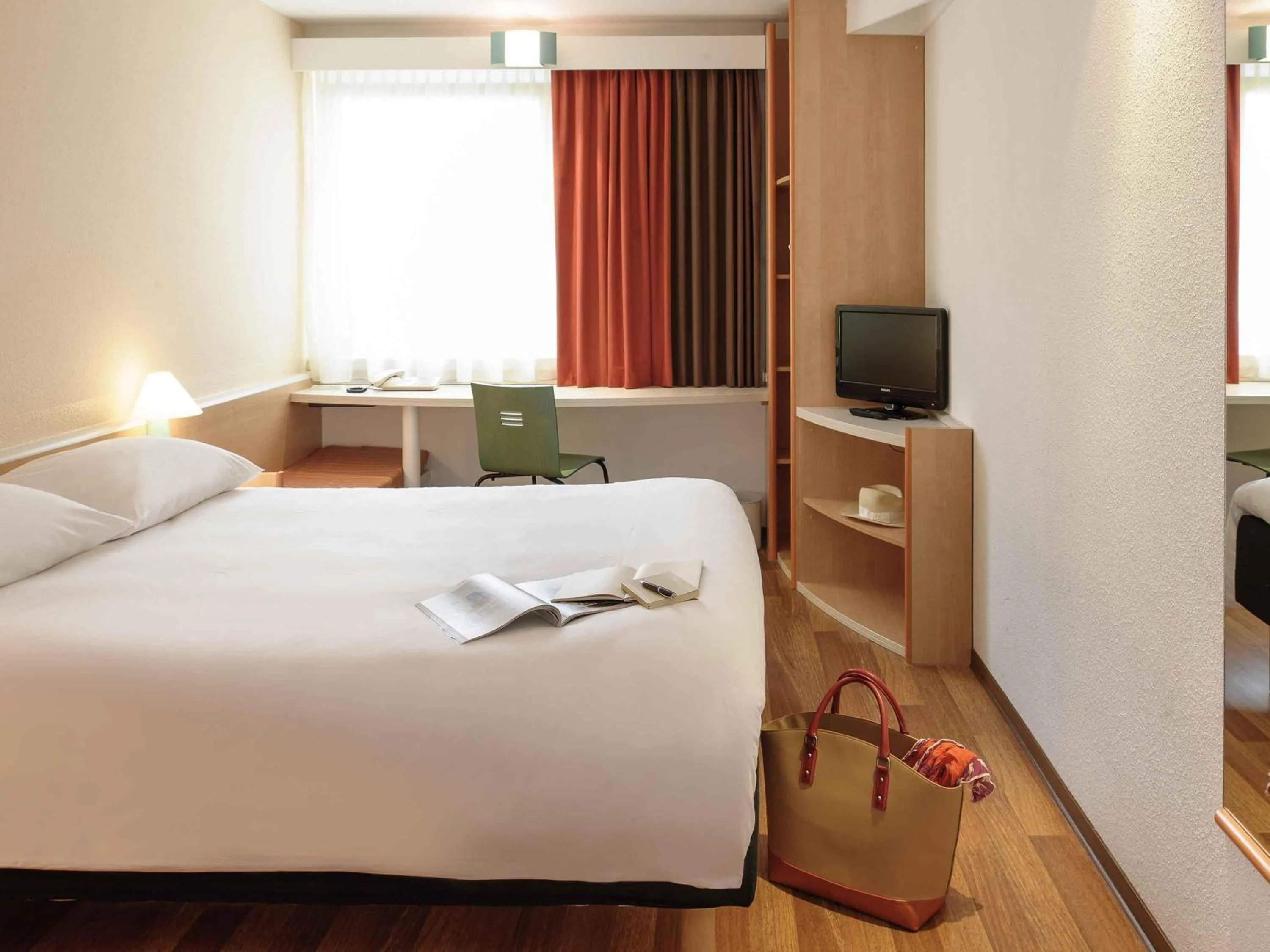 Bedroom, Bed in ibis Stuttgart Centrum