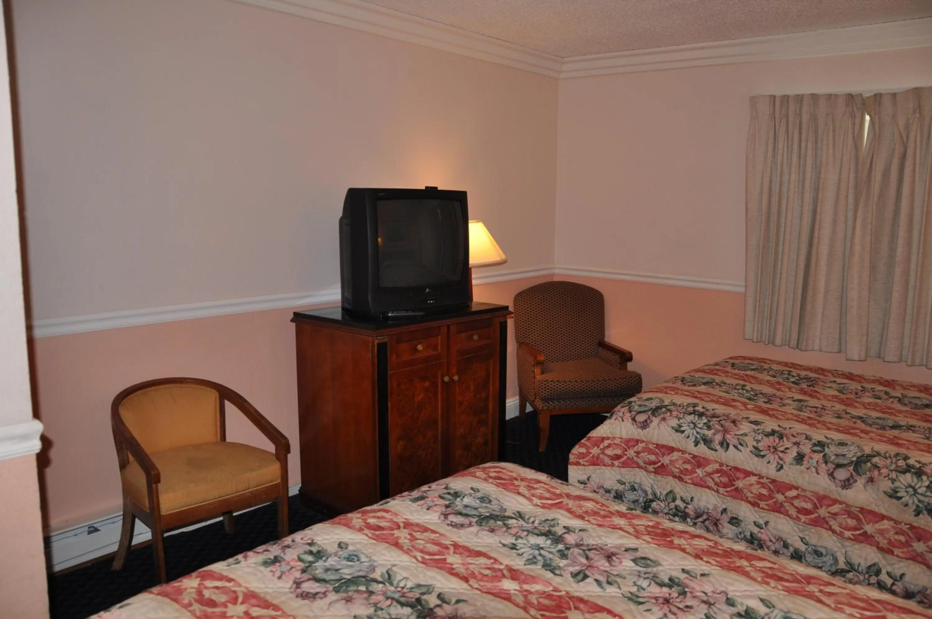 Photo of the whole room, Bed in Super 8 by Wyndham Hayward Downtown