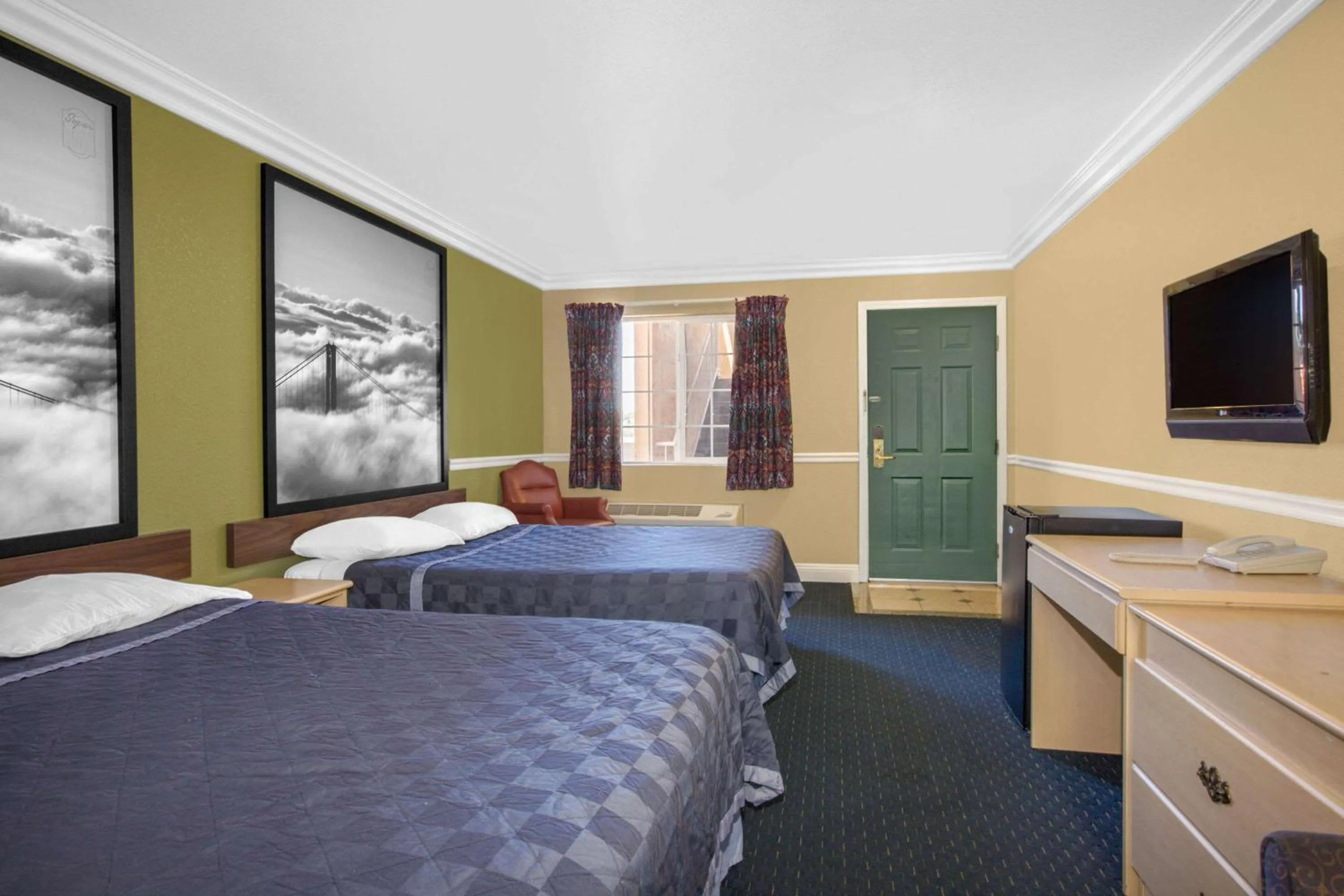Photo of the whole room, Bed in Super 8 by Wyndham Hayward Downtown