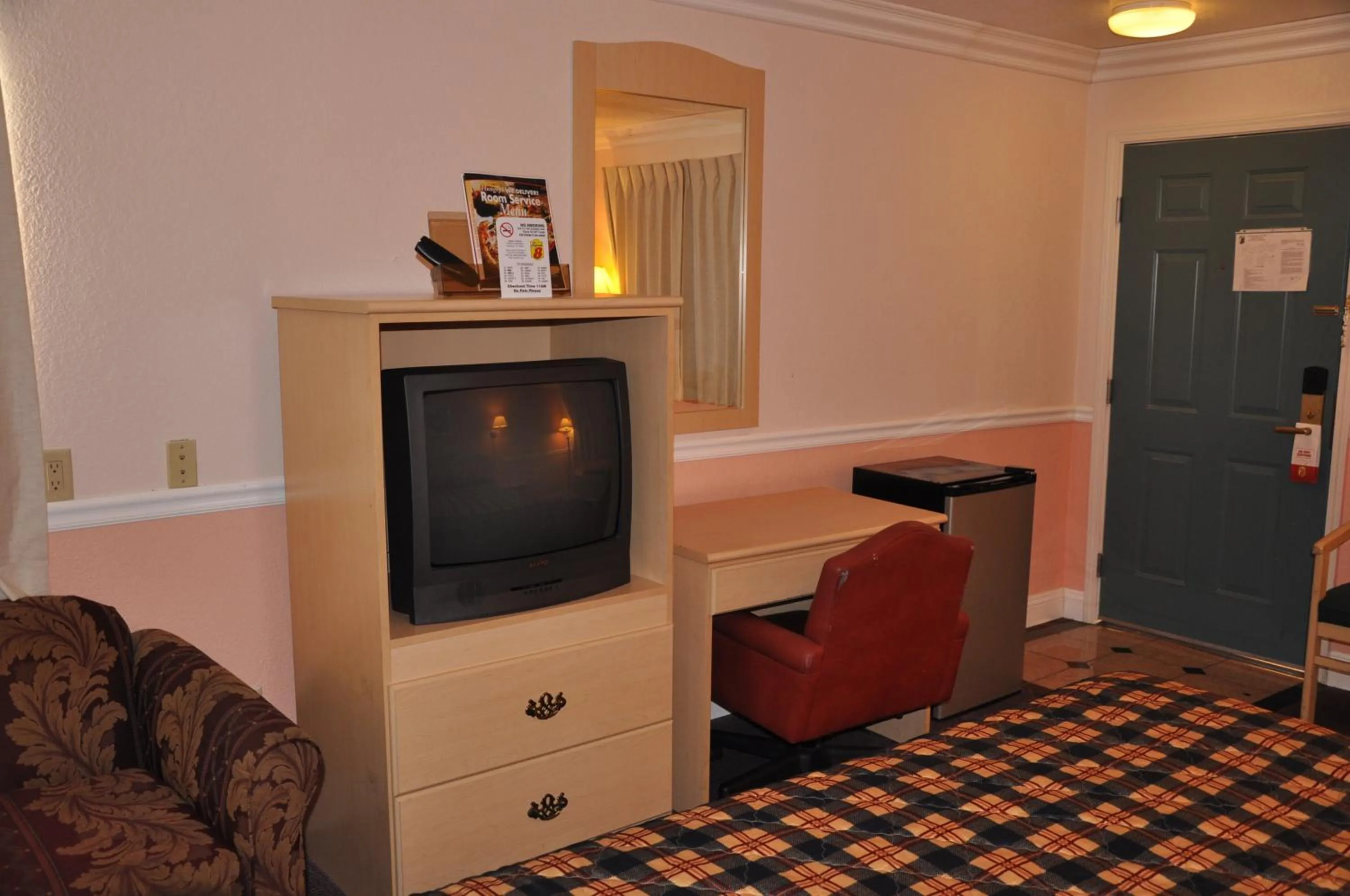 TV and multimedia in Super 8 by Wyndham Hayward Downtown