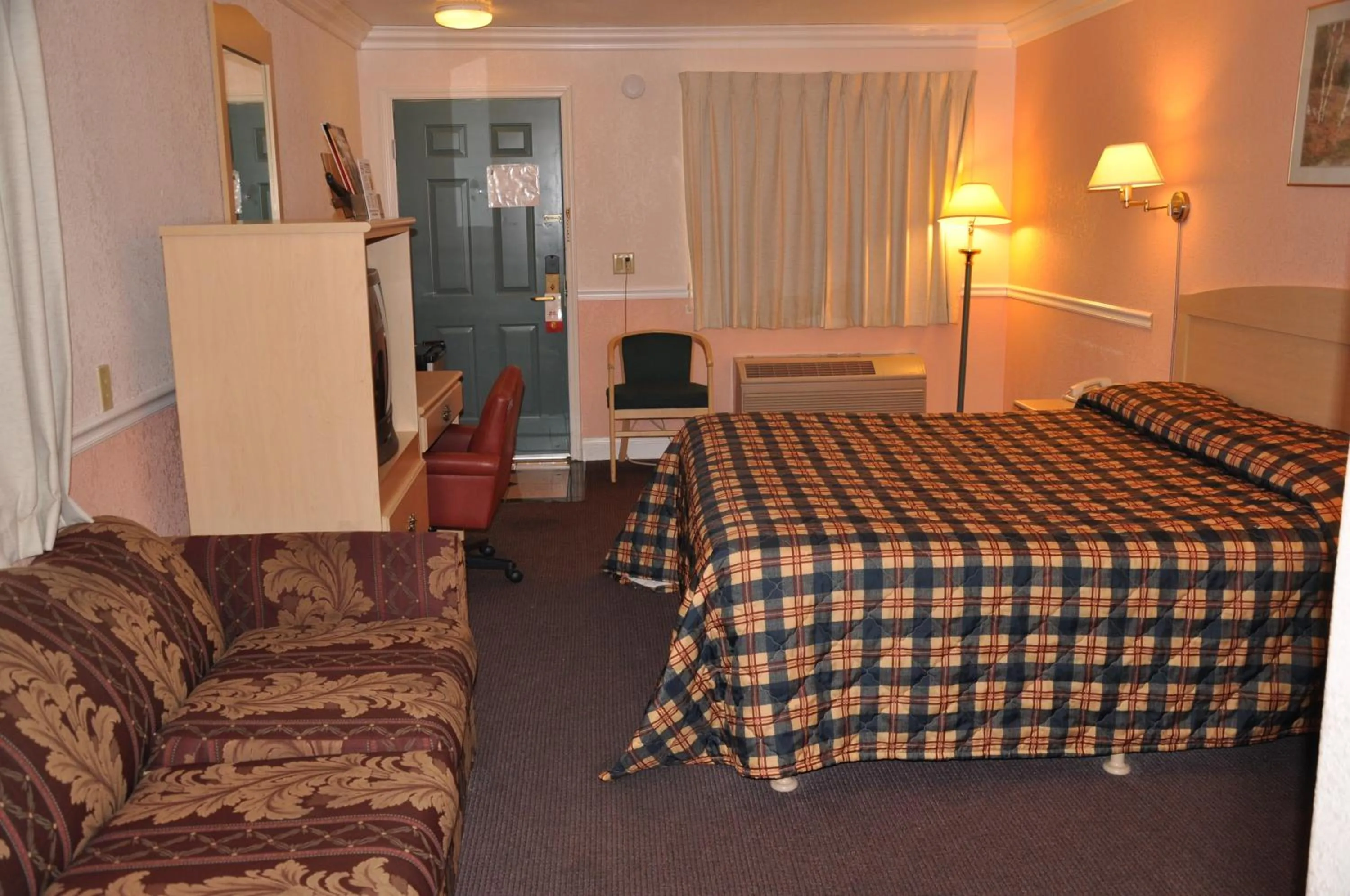 Photo of the whole room, Bed in Super 8 by Wyndham Hayward Downtown