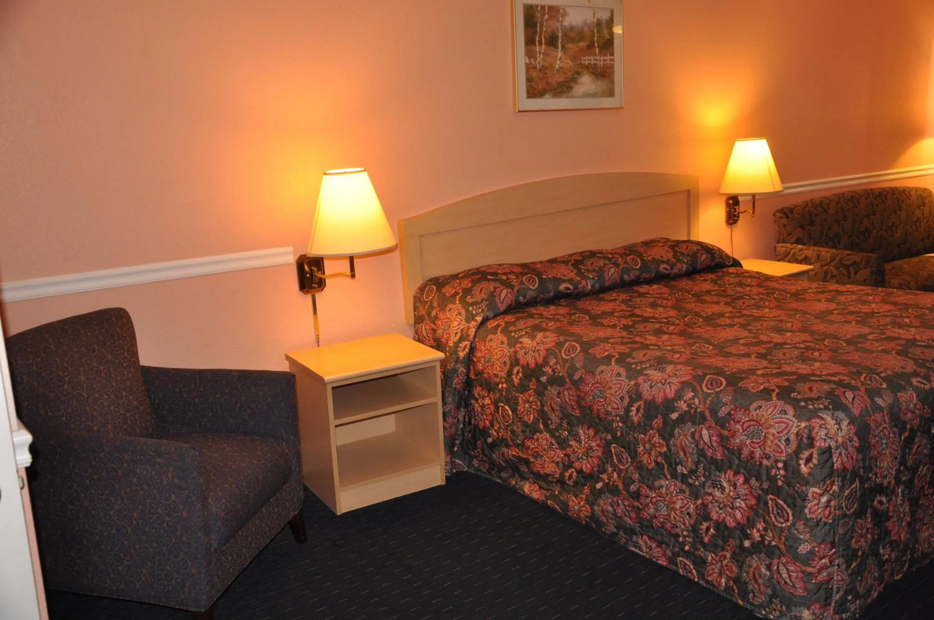 Photo of the whole room, Bed in Super 8 by Wyndham Hayward Downtown