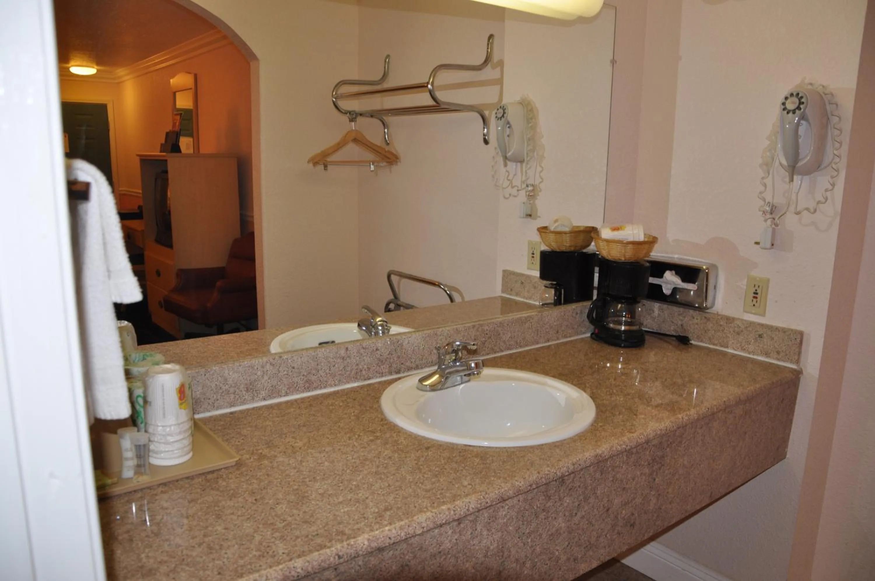 Coffee/tea facilities in Super 8 by Wyndham Hayward Downtown