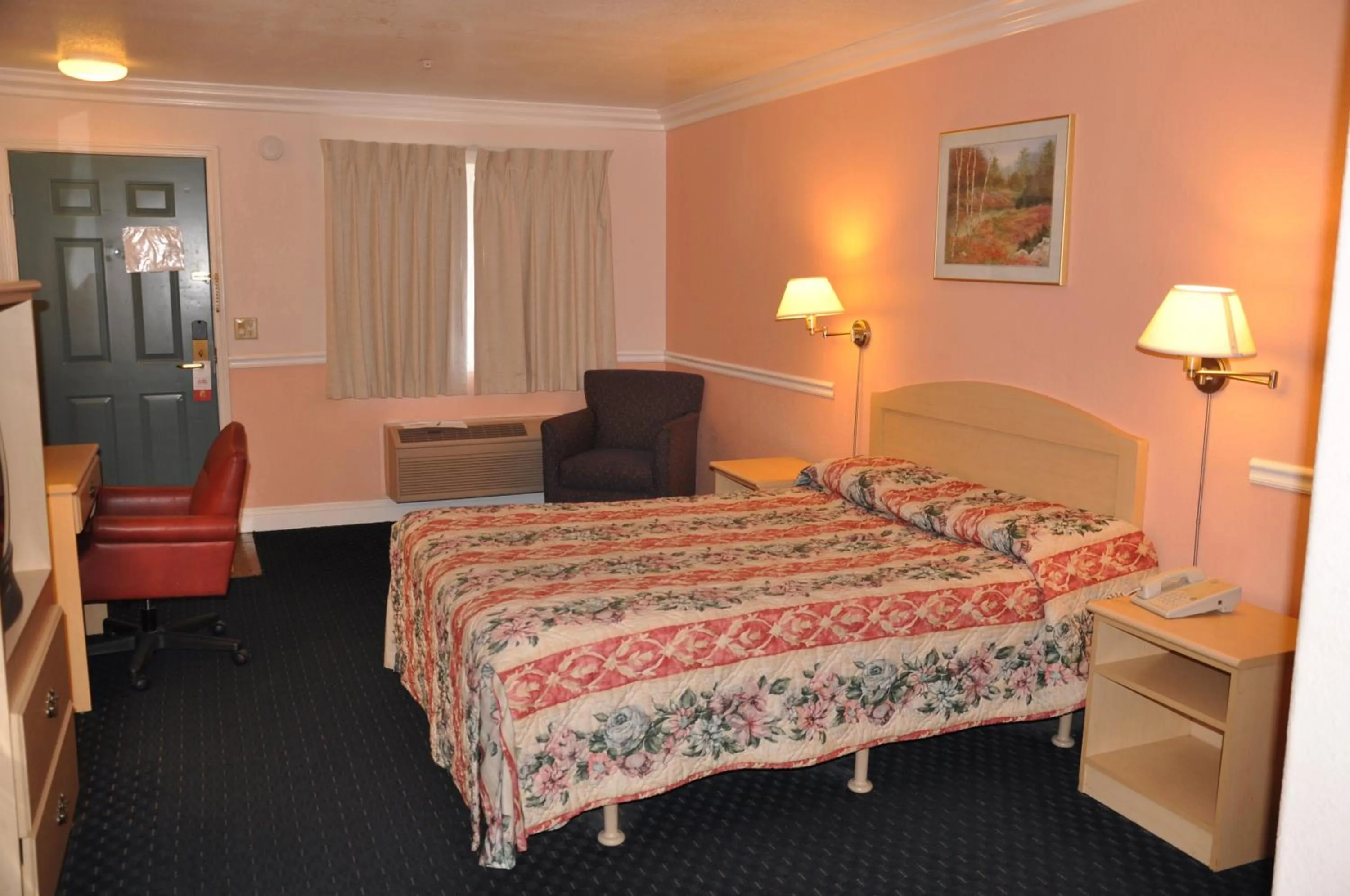 Photo of the whole room, Bed in Super 8 by Wyndham Hayward Downtown