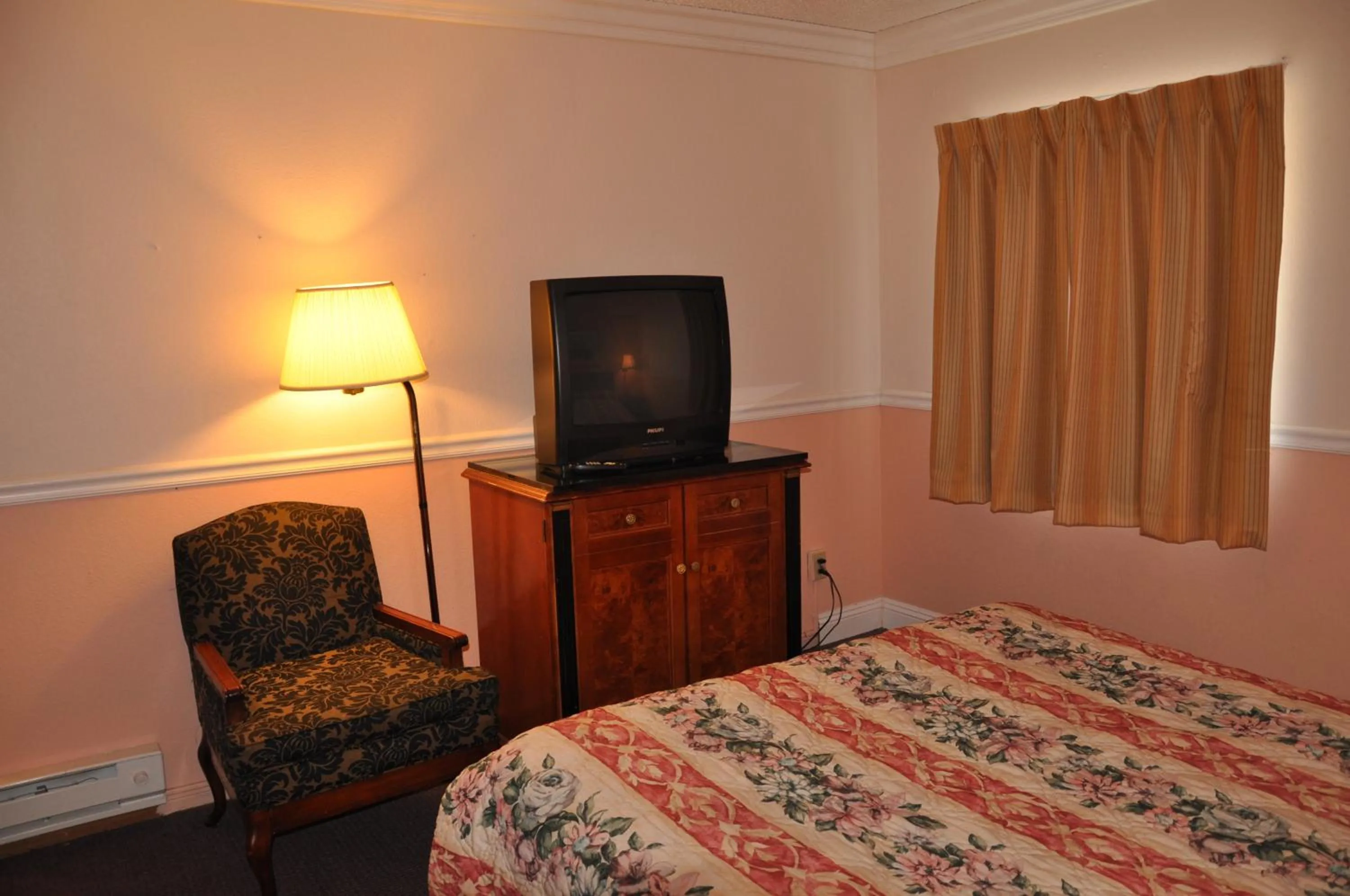 TV and multimedia, Bed in Super 8 by Wyndham Hayward Downtown