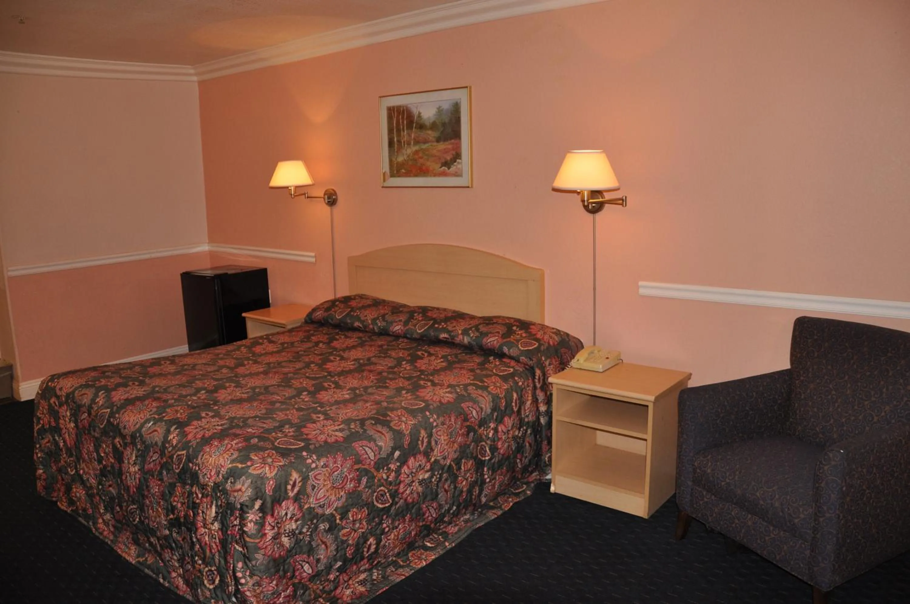 Photo of the whole room, Bed in Super 8 by Wyndham Hayward Downtown