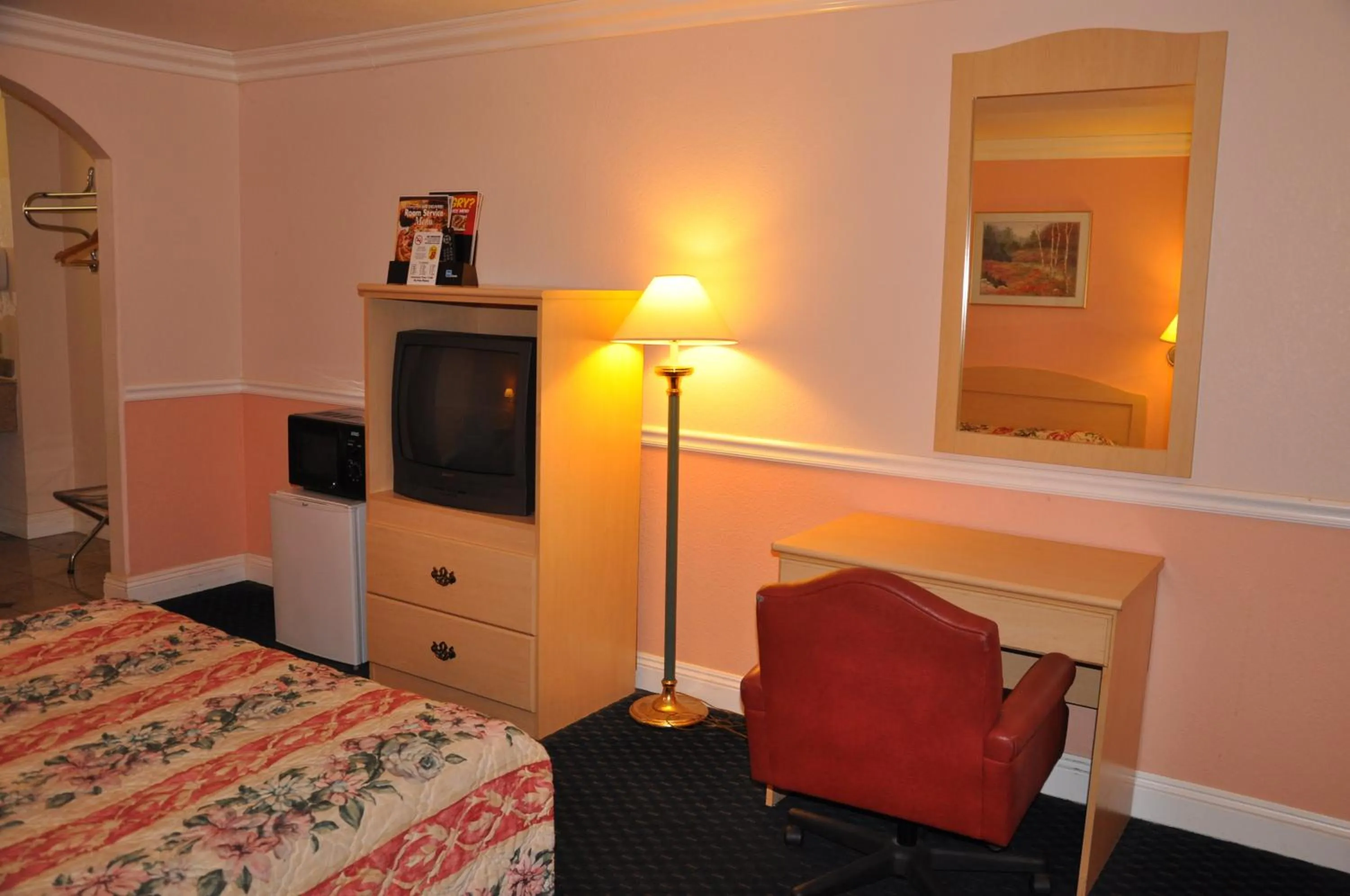 Photo of the whole room, Bed in Super 8 by Wyndham Hayward Downtown