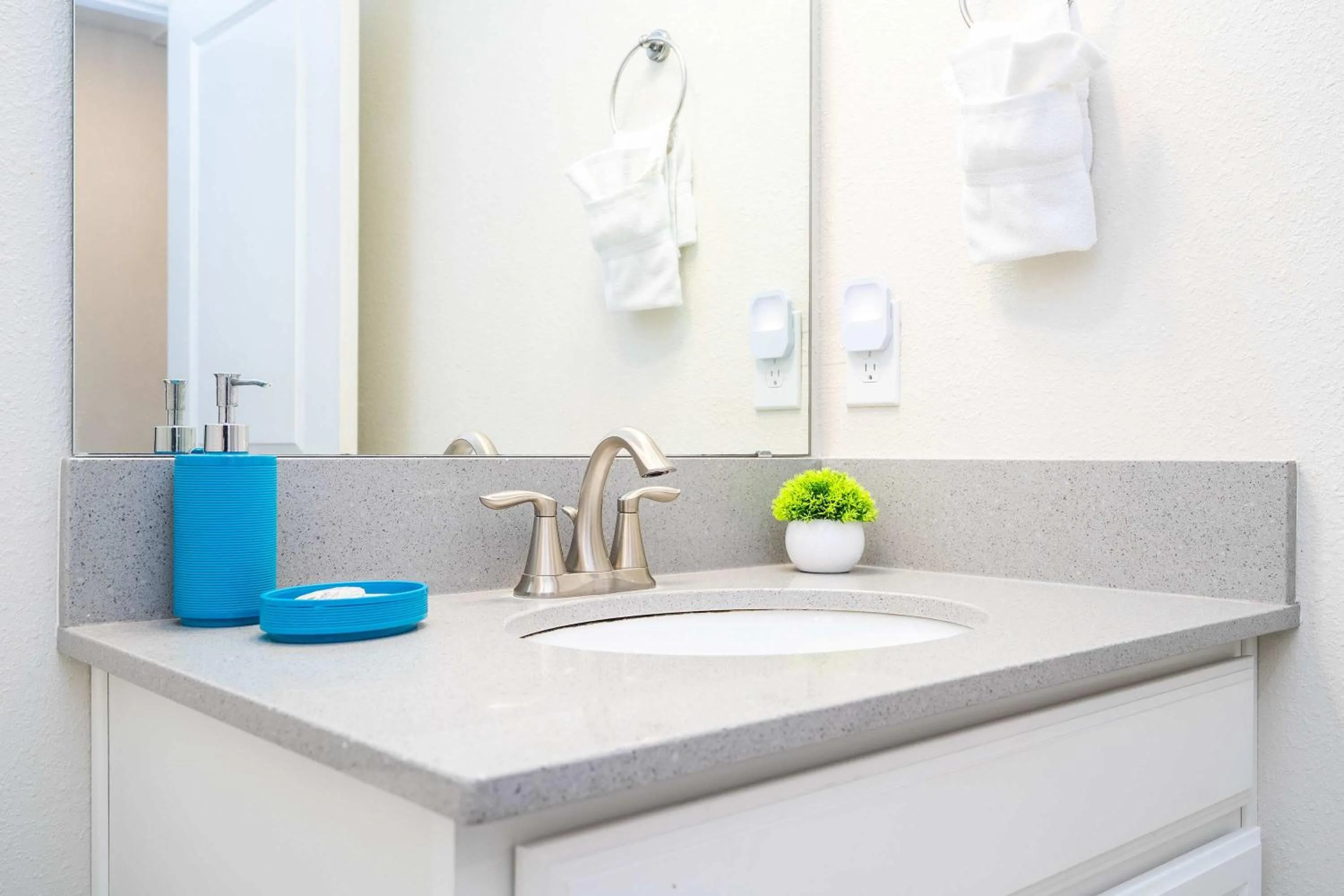 Stunning 5 Bd Home w/ Pool Close to Disney 4822