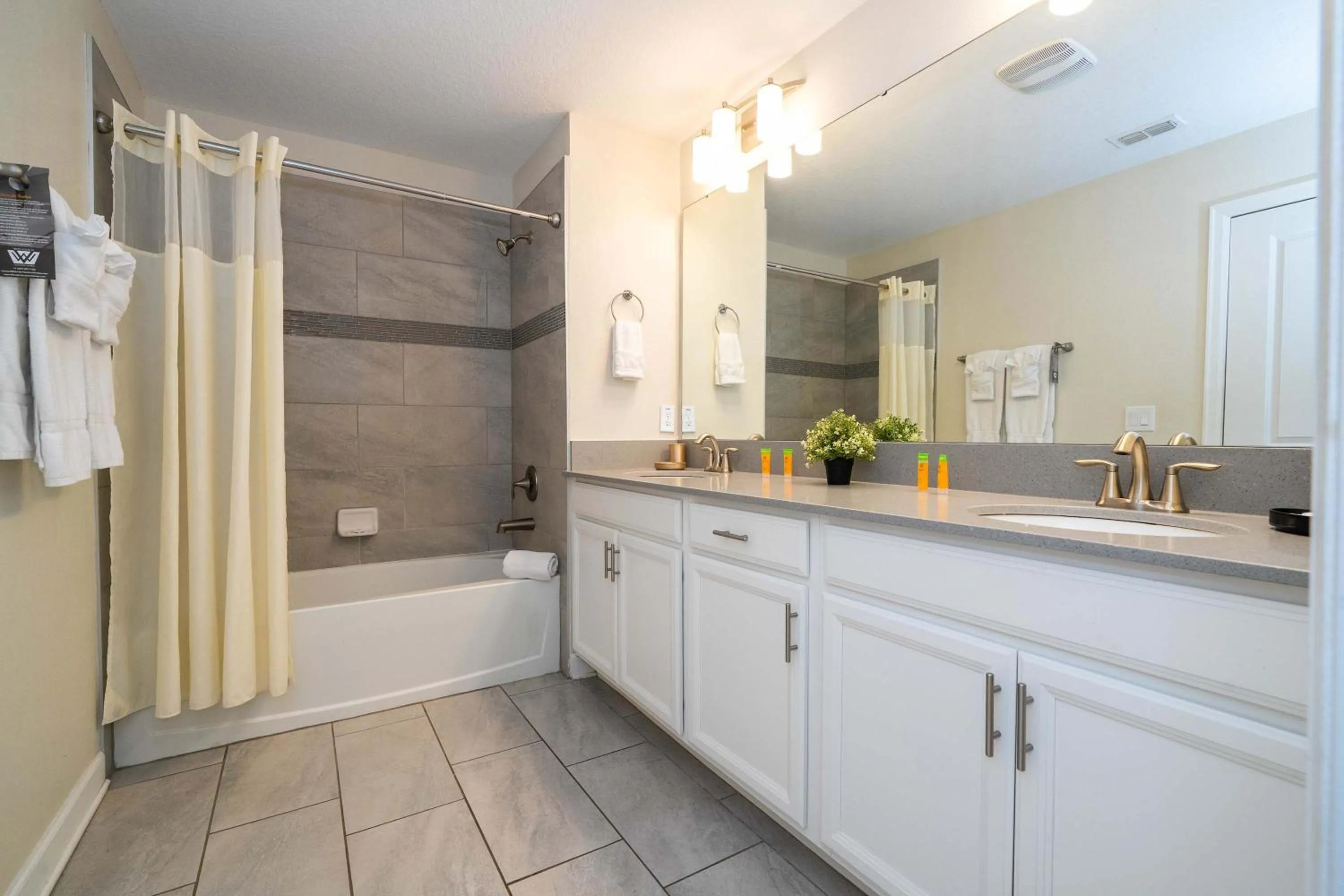 Stunning 5 Bd Home w/ Pool Close to Disney 4822