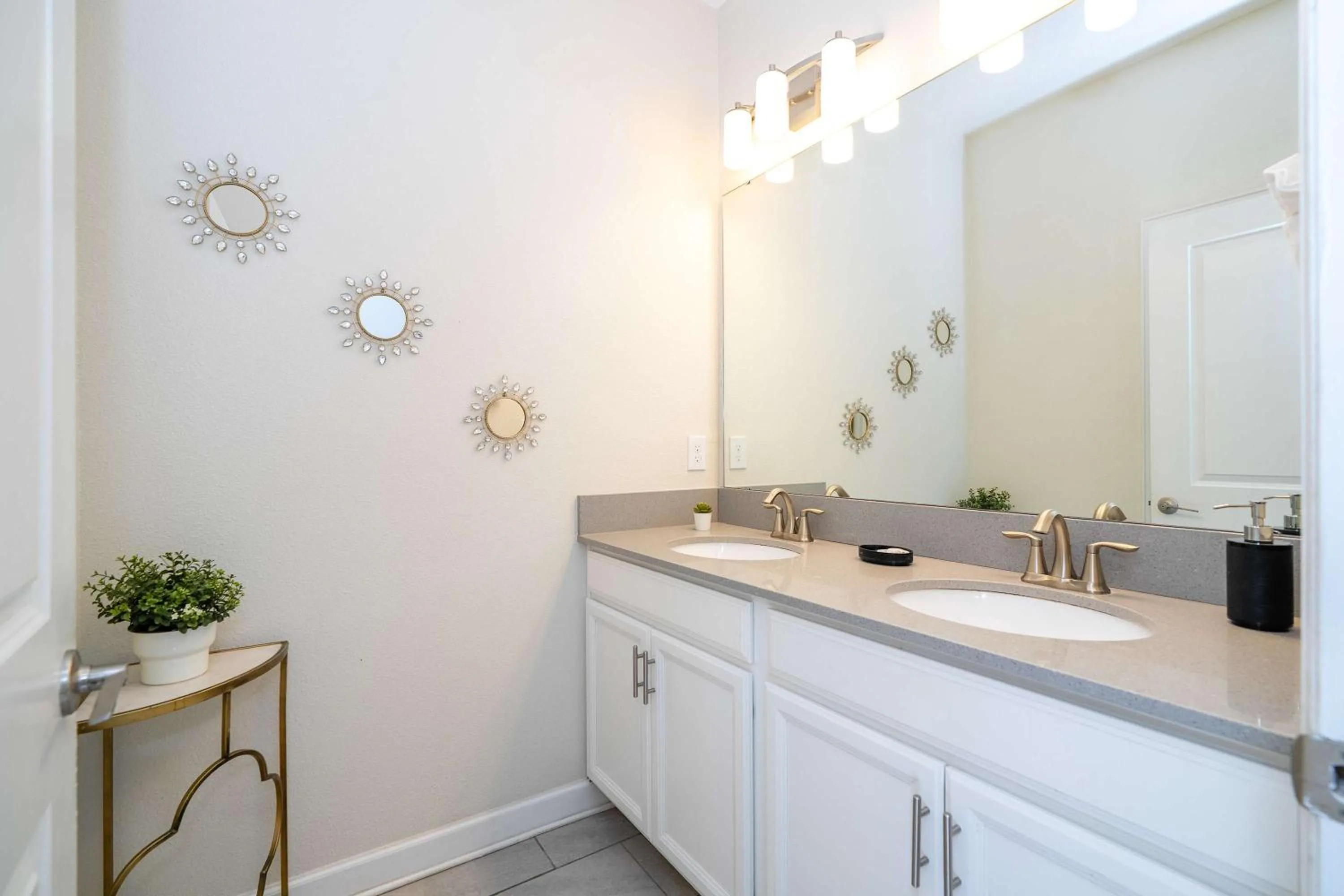 Stunning 5 Bd Home w/ Pool Close to Disney 4822