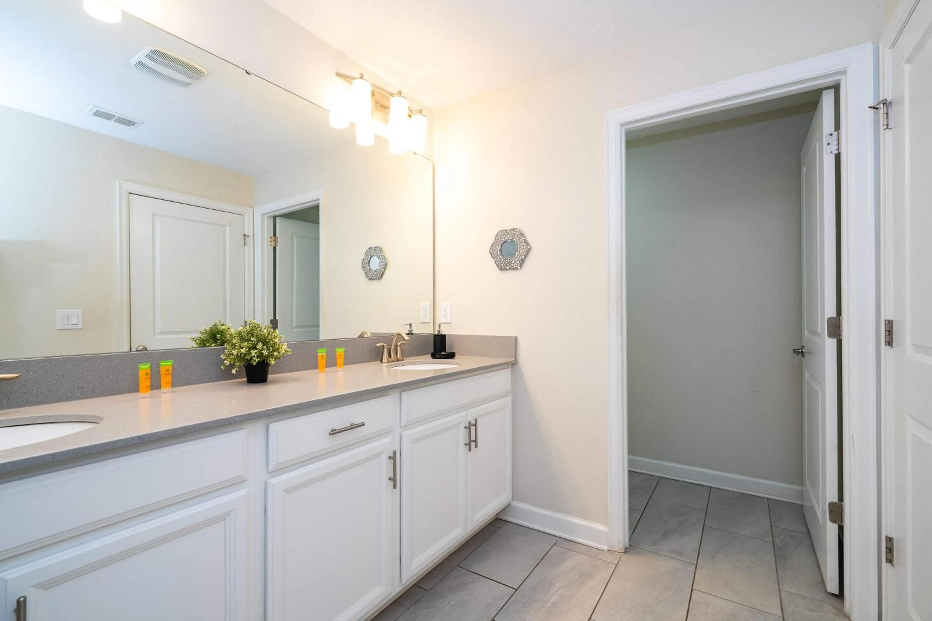 Stunning 5 Bd Home w/ Pool Close to Disney 4822