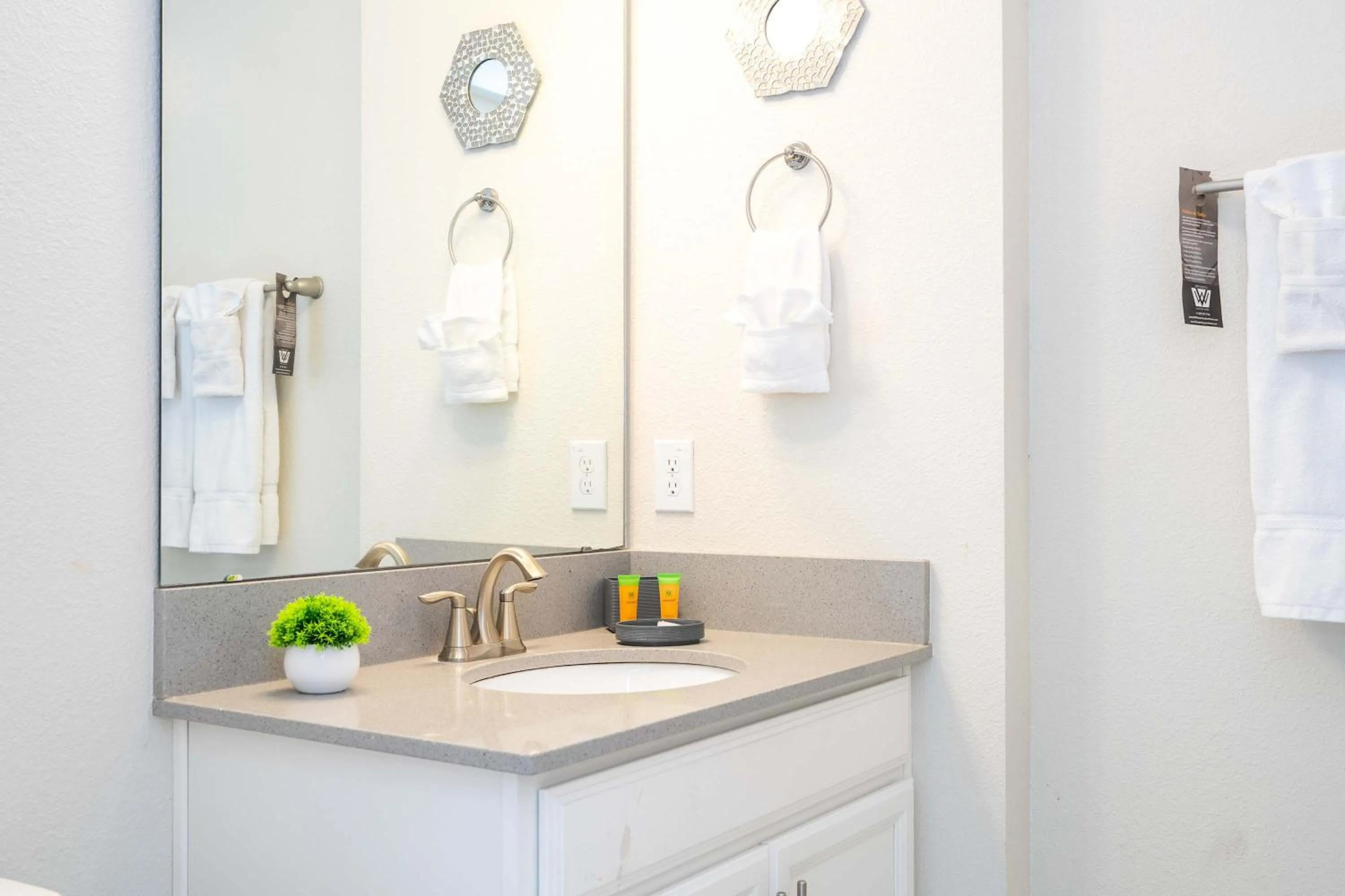 Stunning 5 Bd Home w/ Pool Close to Disney 4822