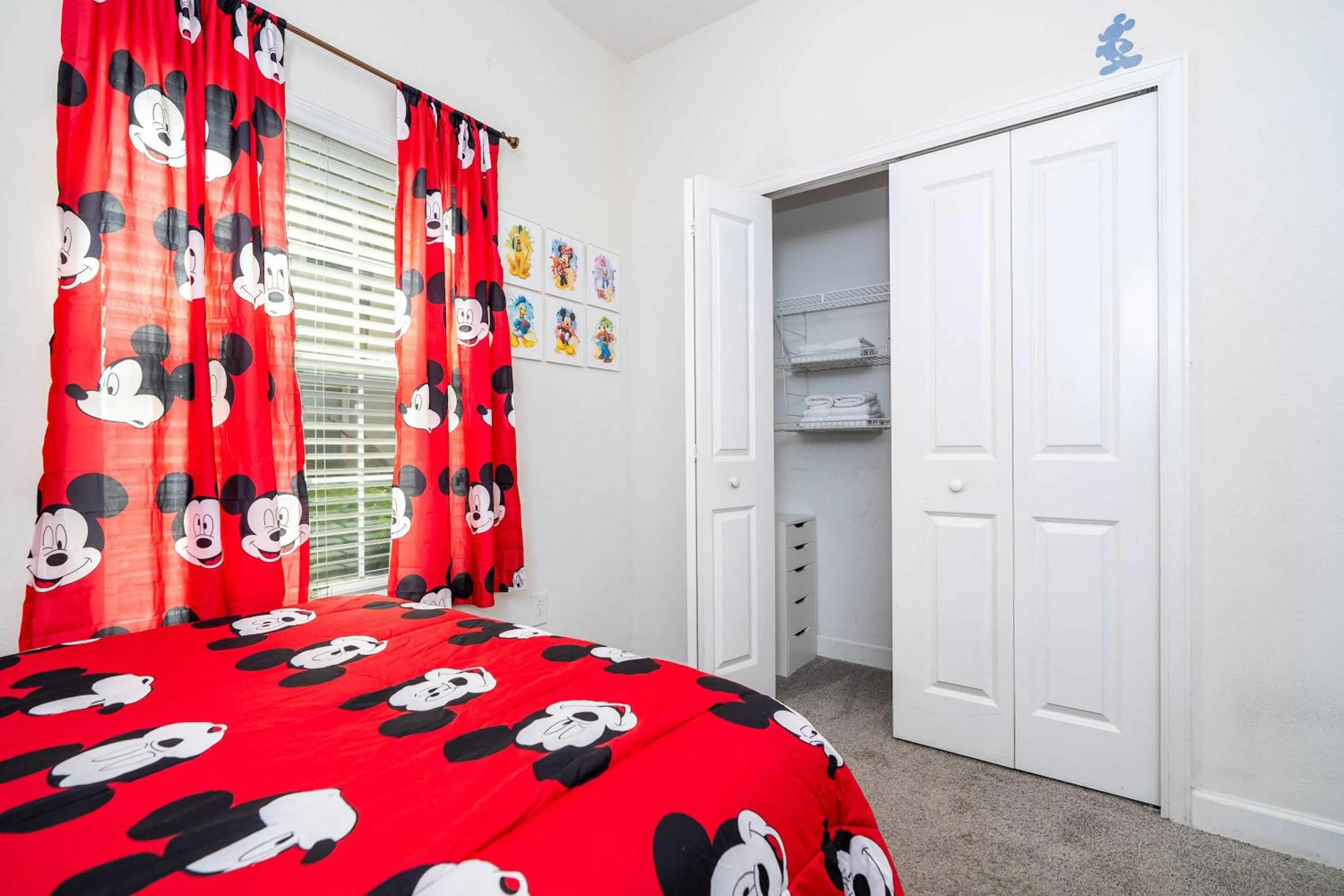 Bed in Stunning 5 Bd Home w/ Pool Close to Disney 4822