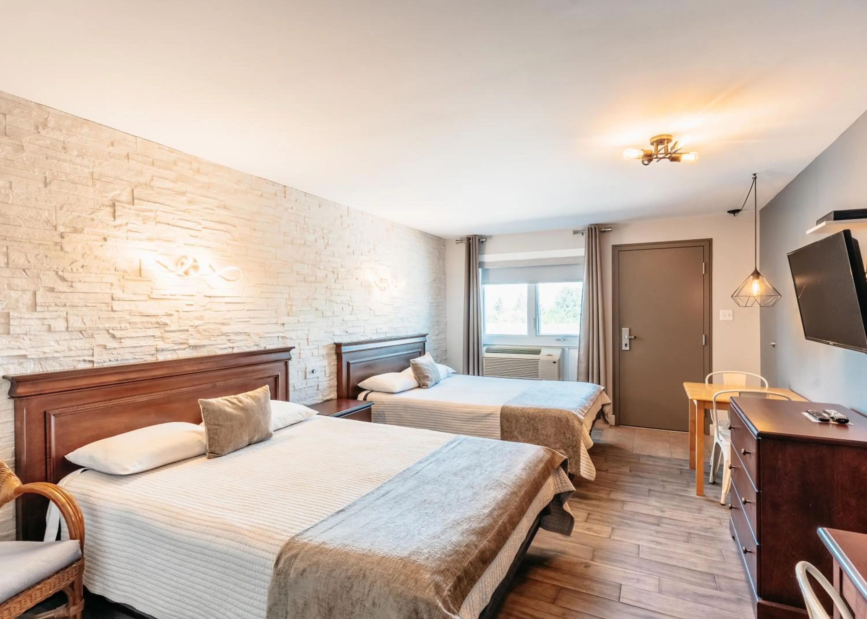 Bed in Hotel Motel Le Quiet