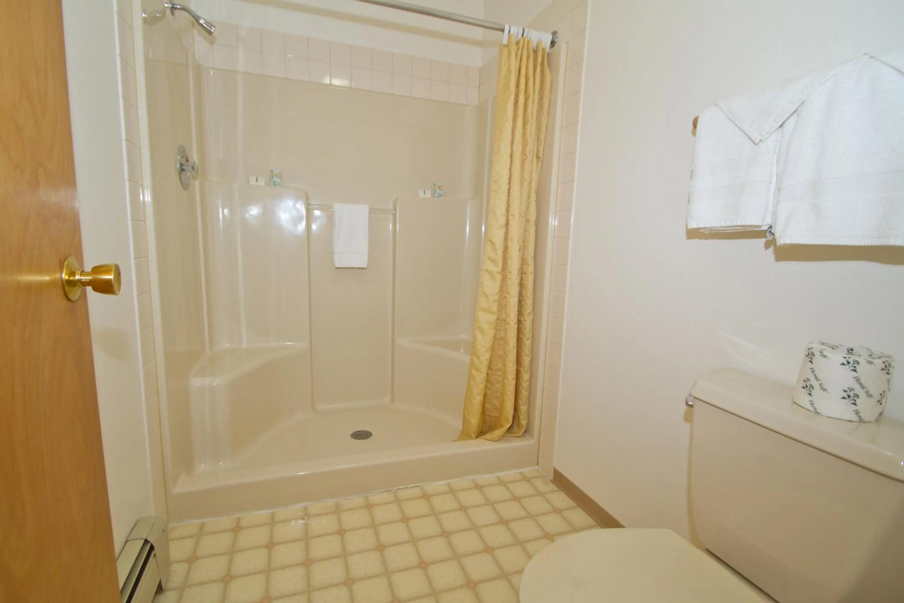 Bathroom in Brooks St. Motor Inn