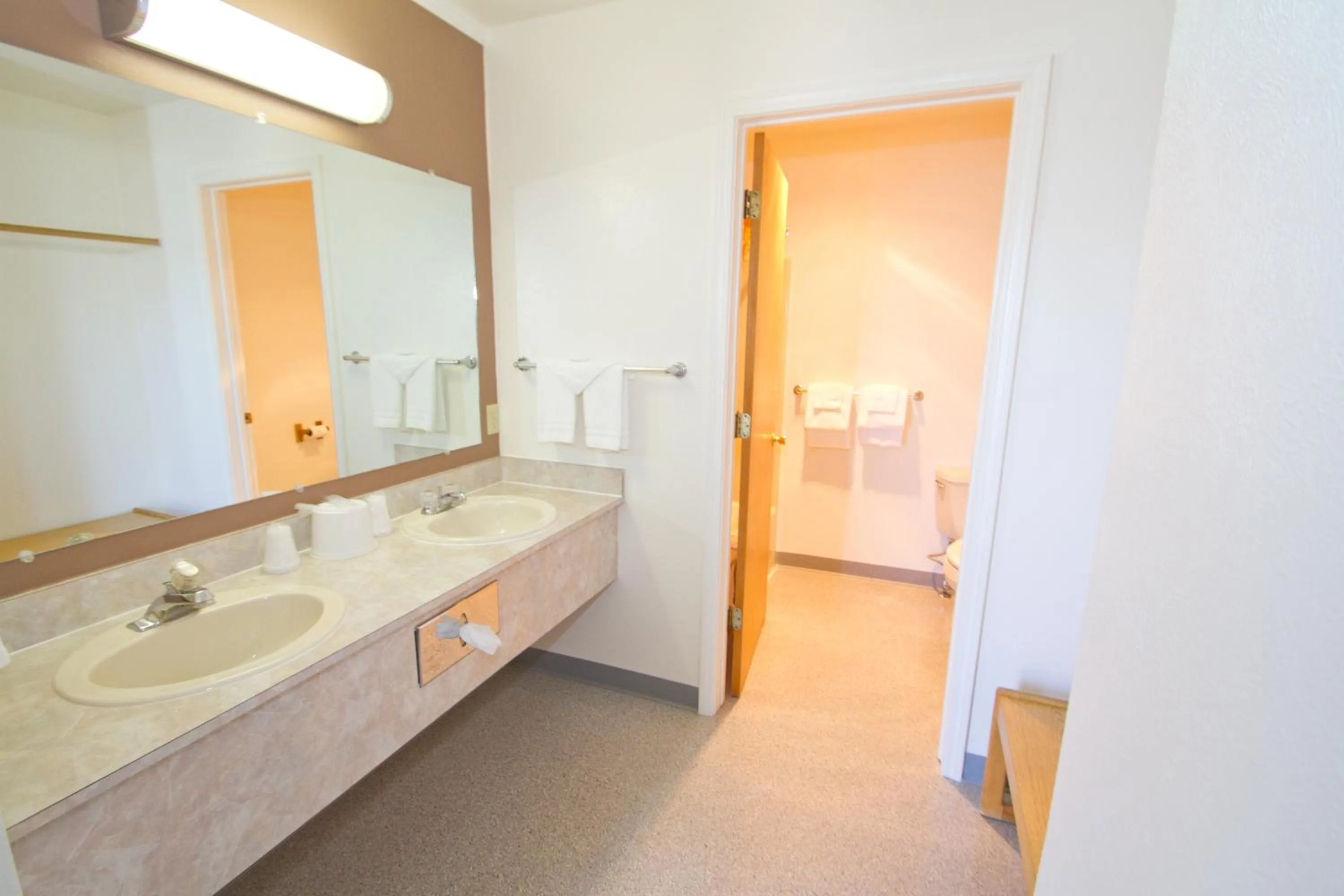 Bathroom in Brooks St. Motor Inn