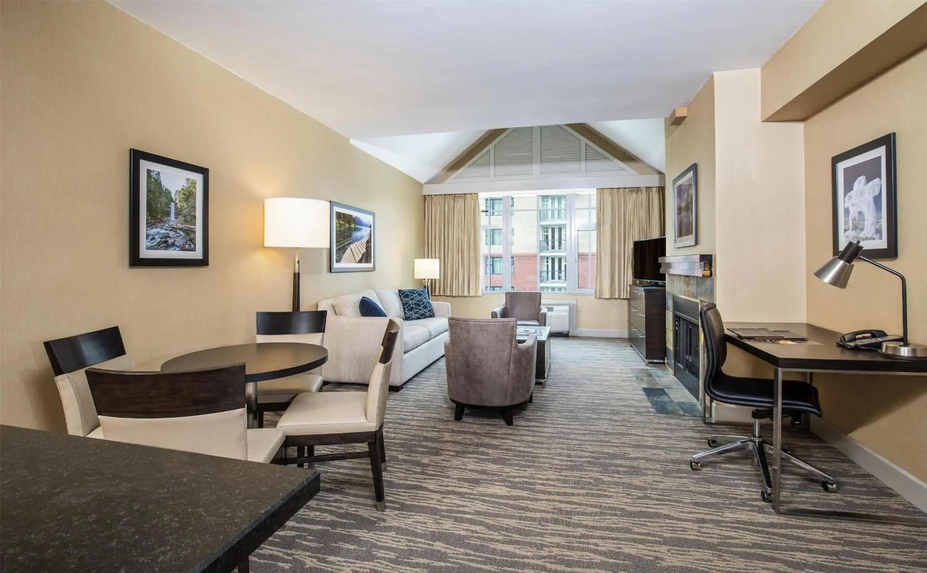 One-Bedroom Queen Suite with Sofa Bed in Hilton Whistler Resort & Spa One-Bedroom Queen Suite with Sofa Bed in Hilton Whistler Resort & Spa