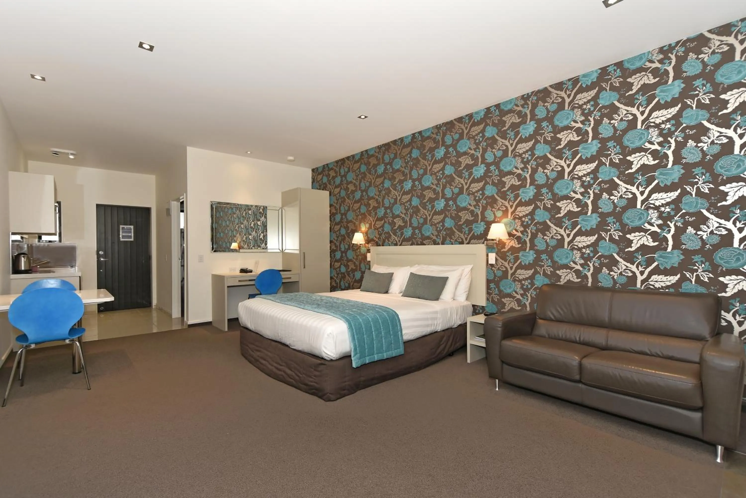 Seating area, Bed in Aoraki Court Motel