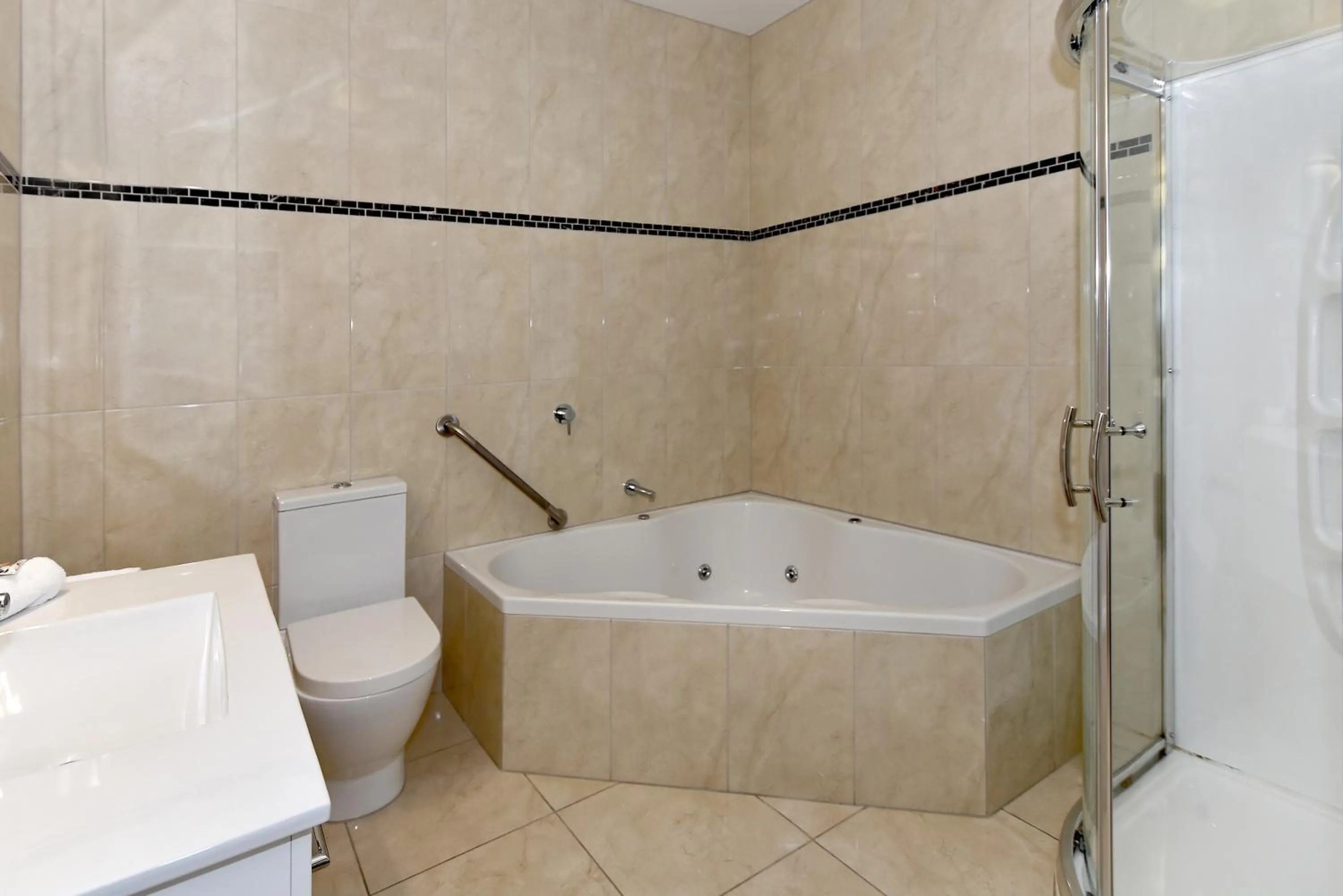 Bathroom in Aoraki Court Motel