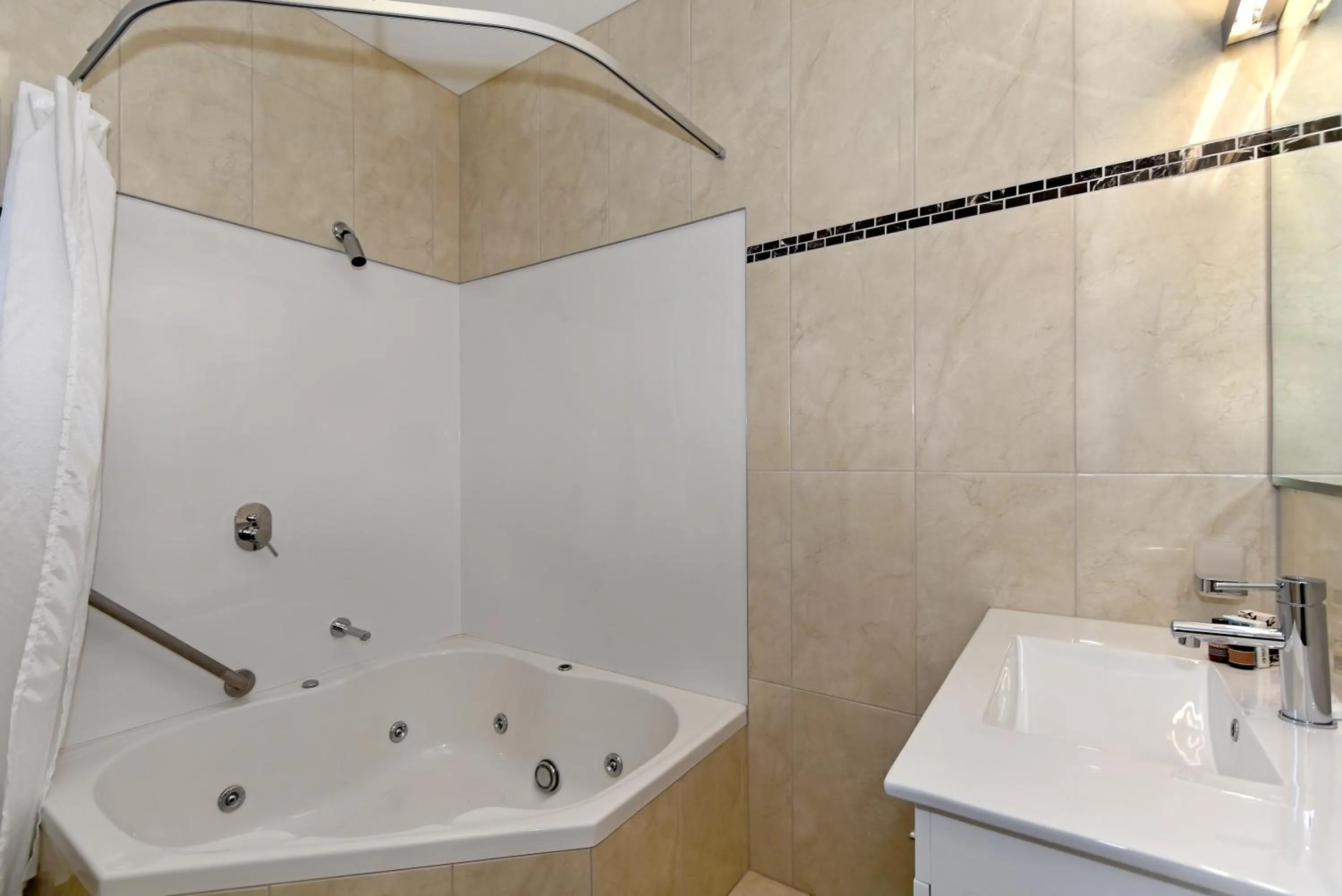 Shower in Aoraki Court Motel