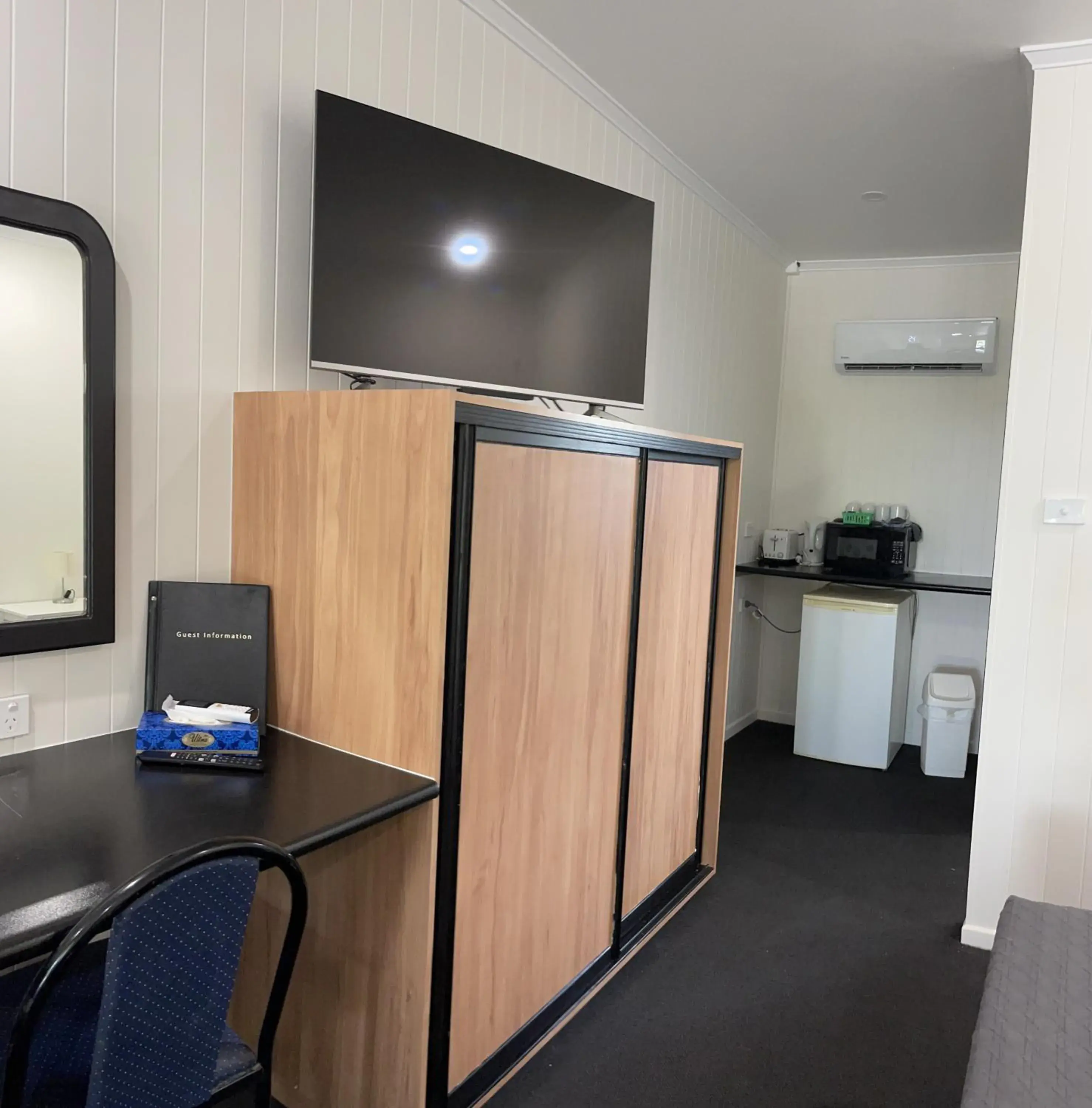 Deluxe King Room in Albert Park Motor Inn Deluxe King Room in Albert Park Motor Inn