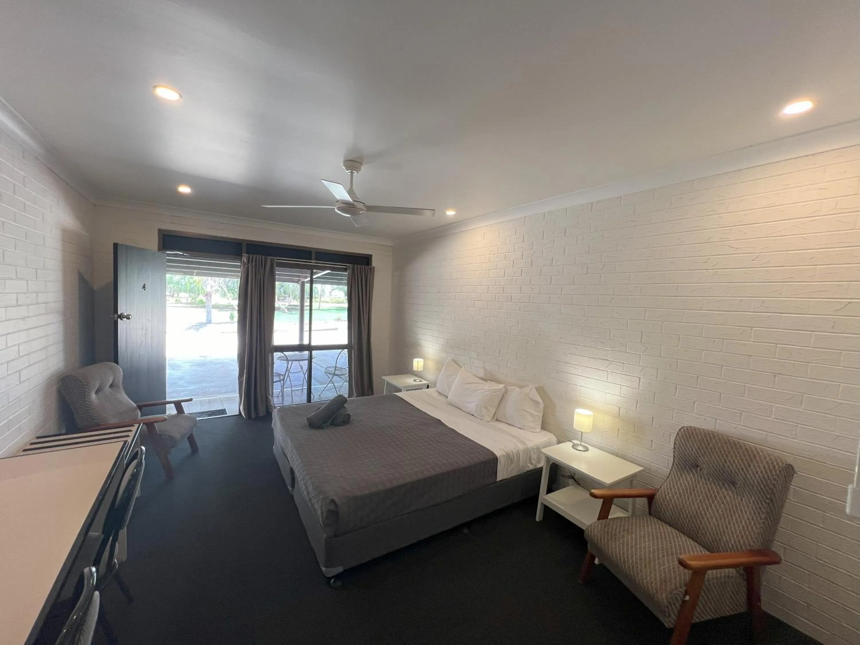 Bedroom, Bed in Albert Park Motor Inn