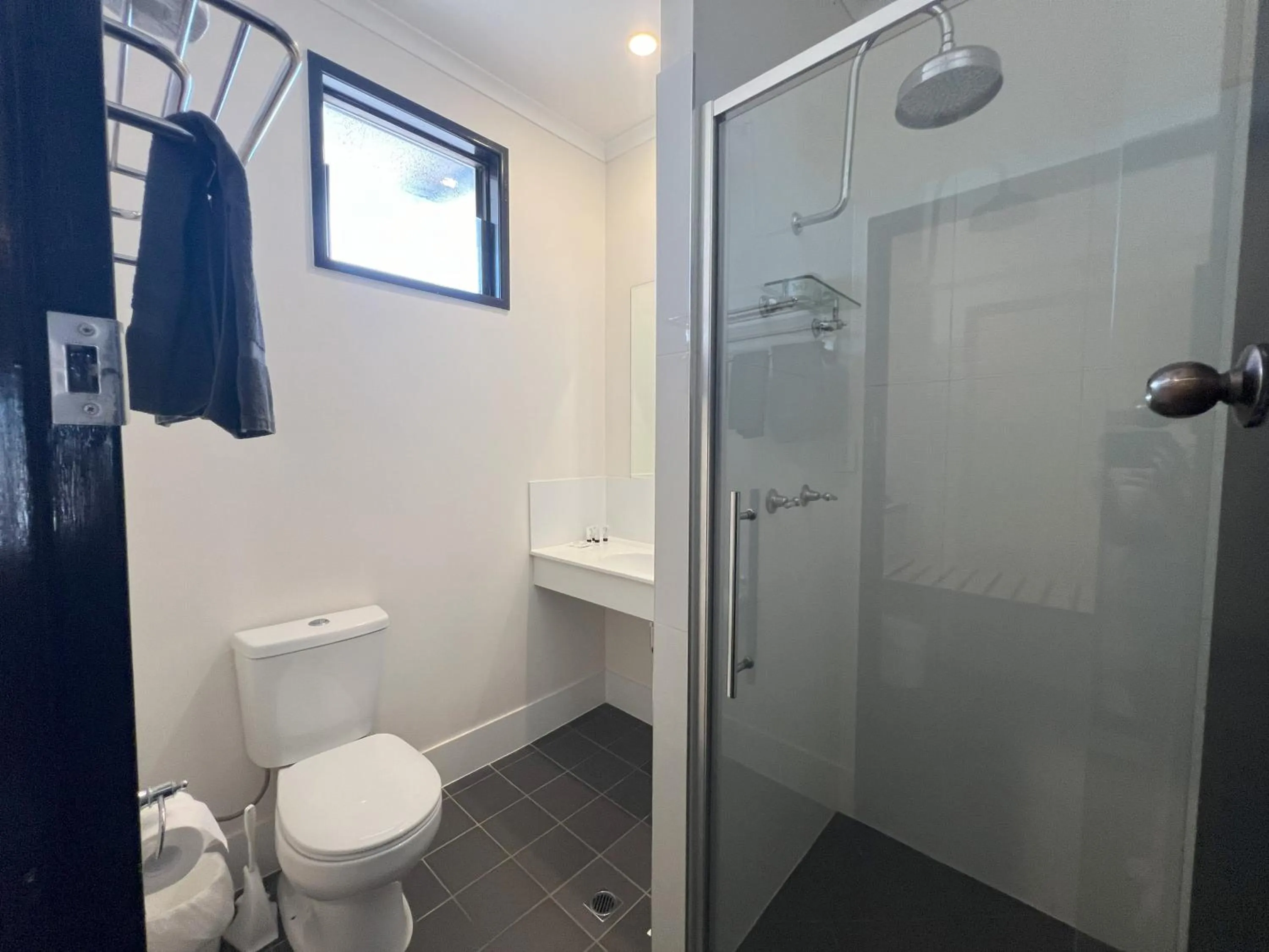 Bathroom in Albert Park Motor Inn