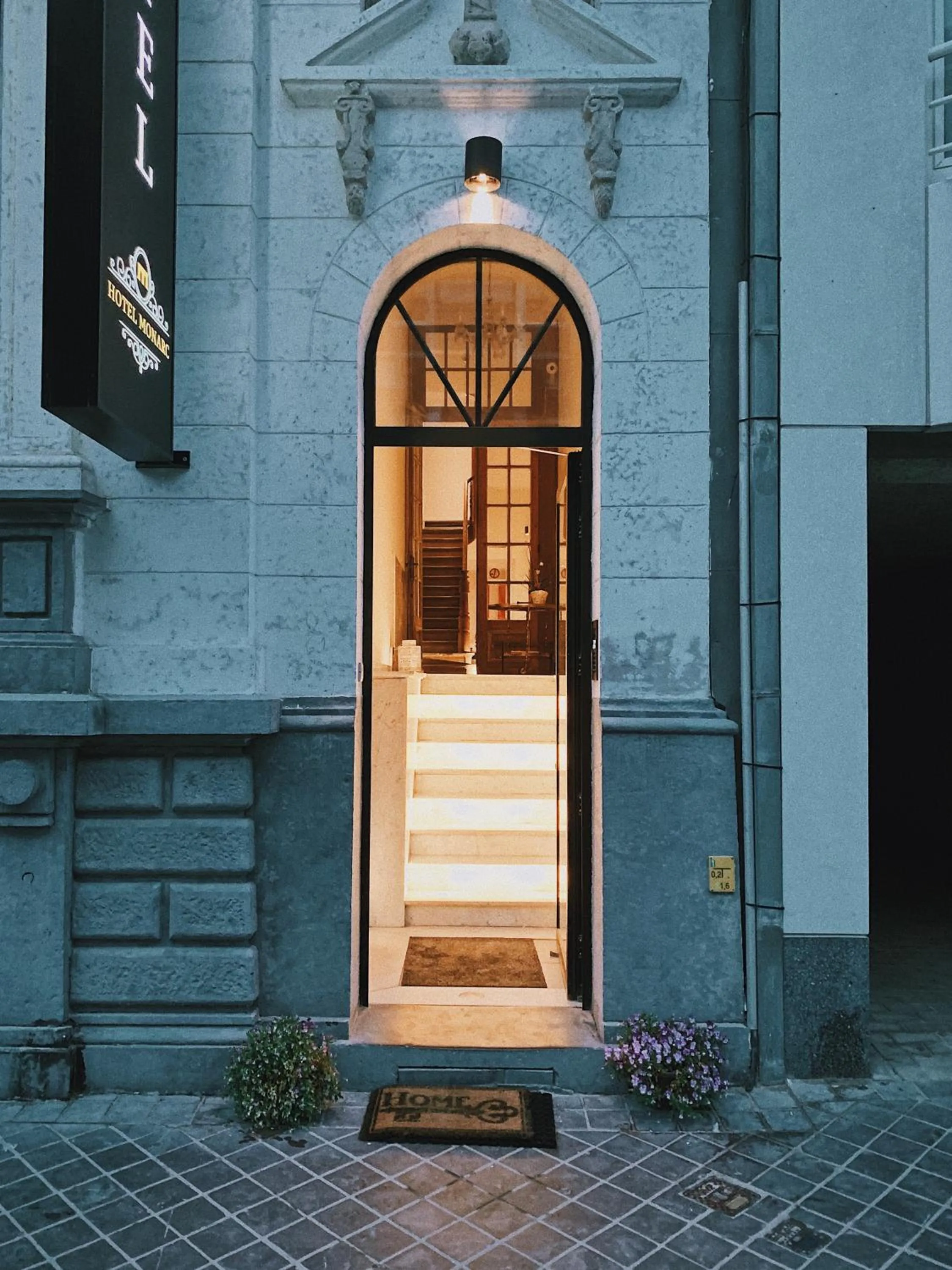 Facade/entrance in Hotel Monarc