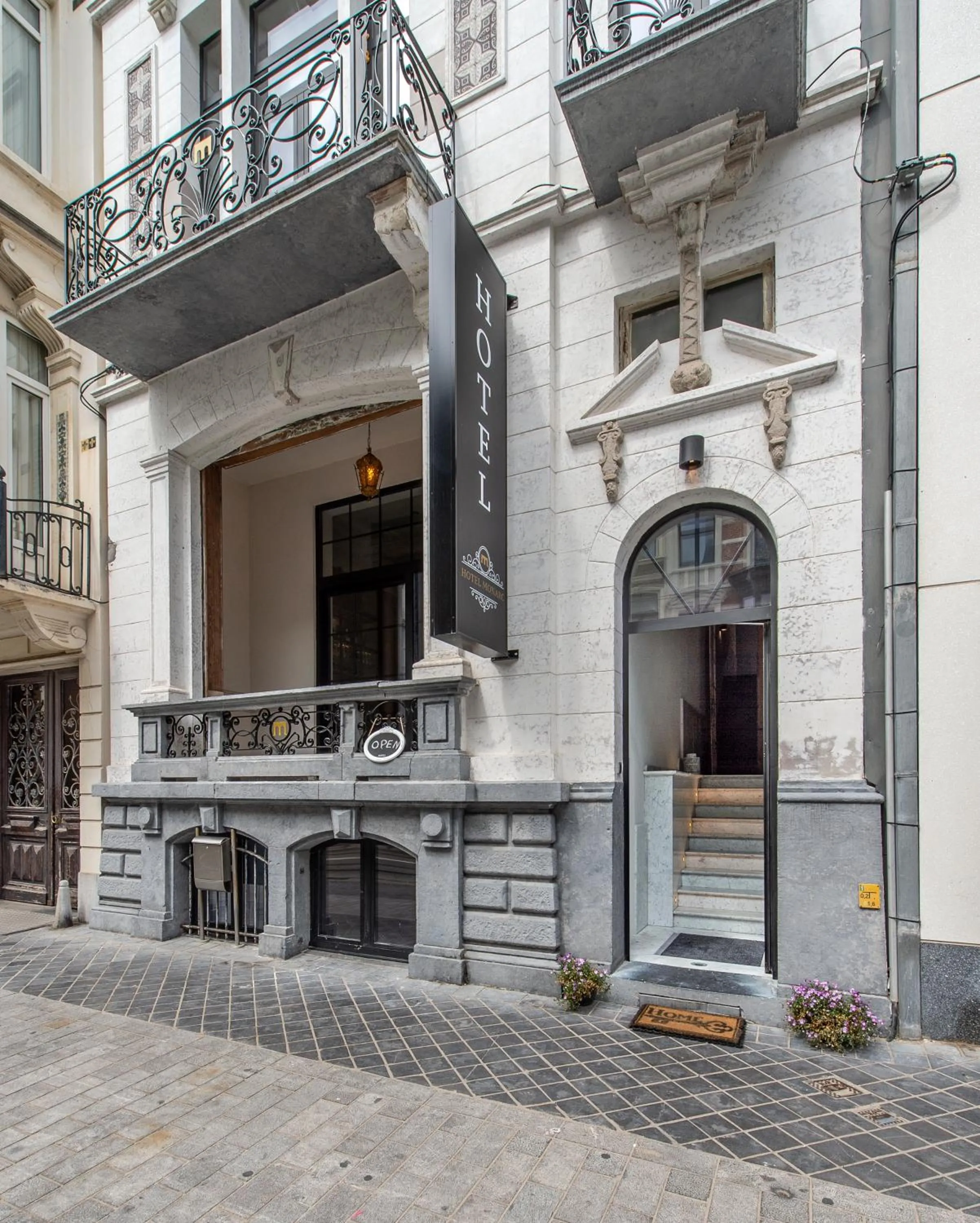 Facade/entrance in Hotel Monarc