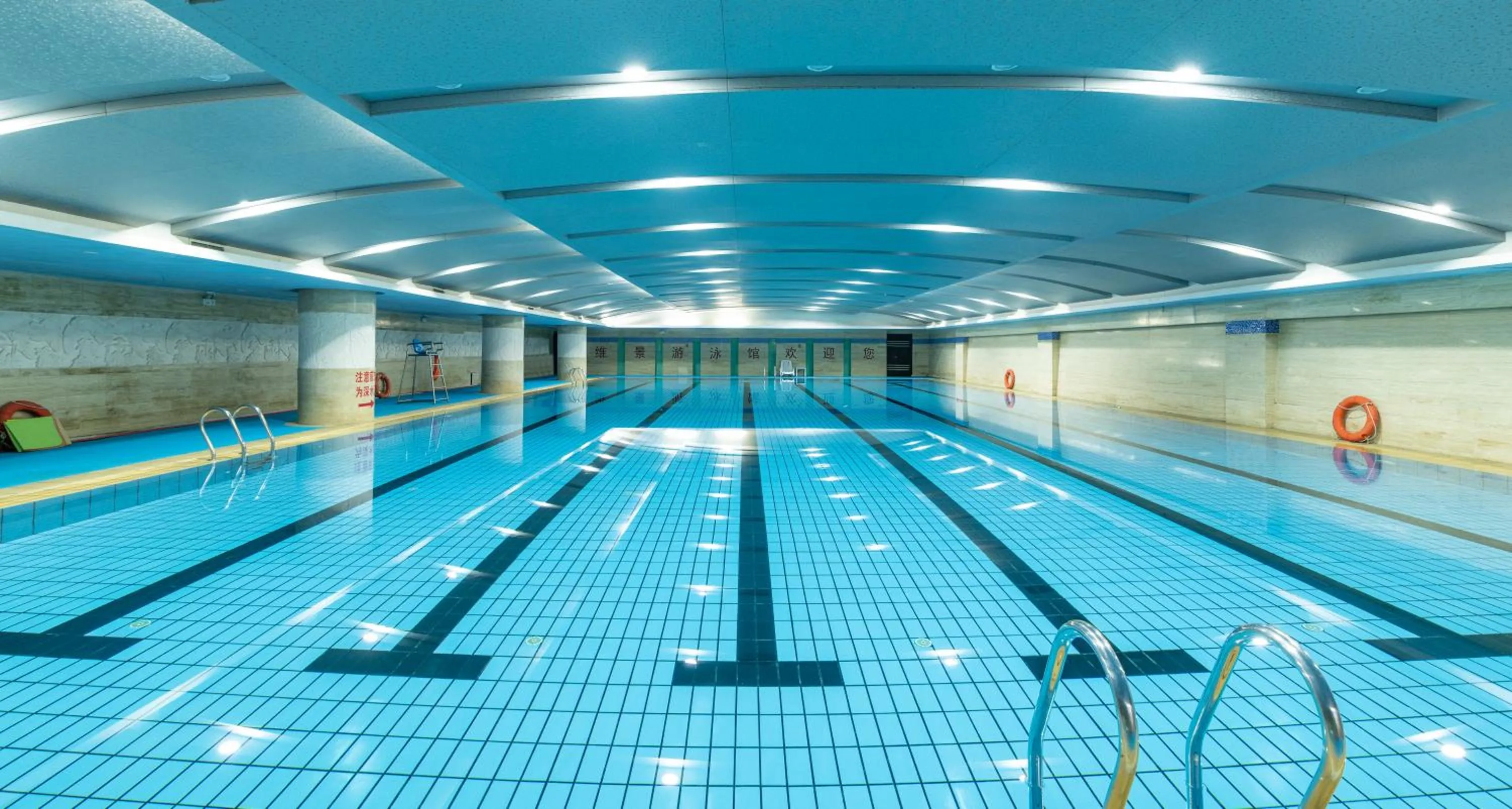 Swimming pool in Grand Metropark Hotel Shandong