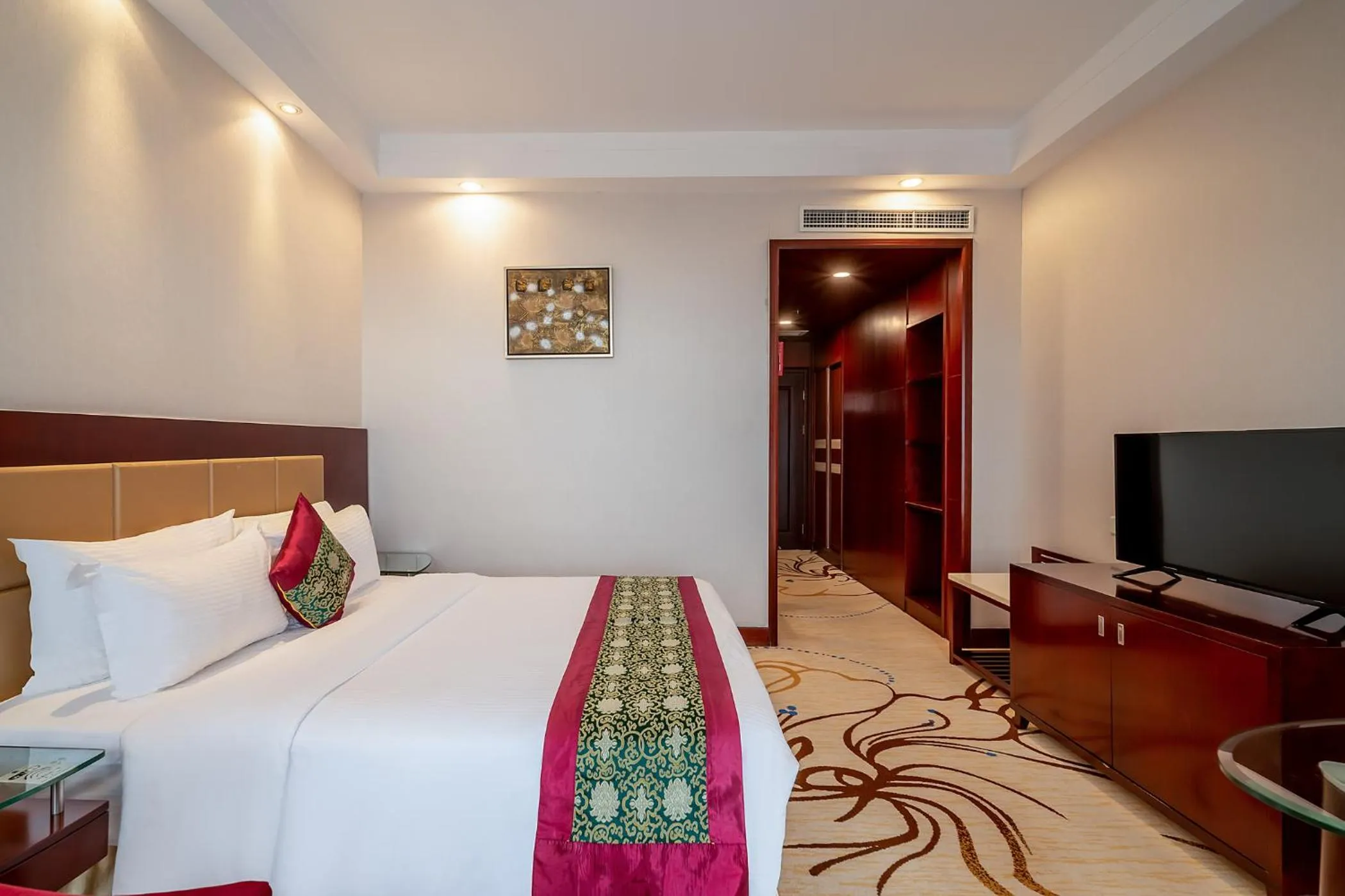 View (from property/room), Bed in Grand Metropark Hotel Shandong