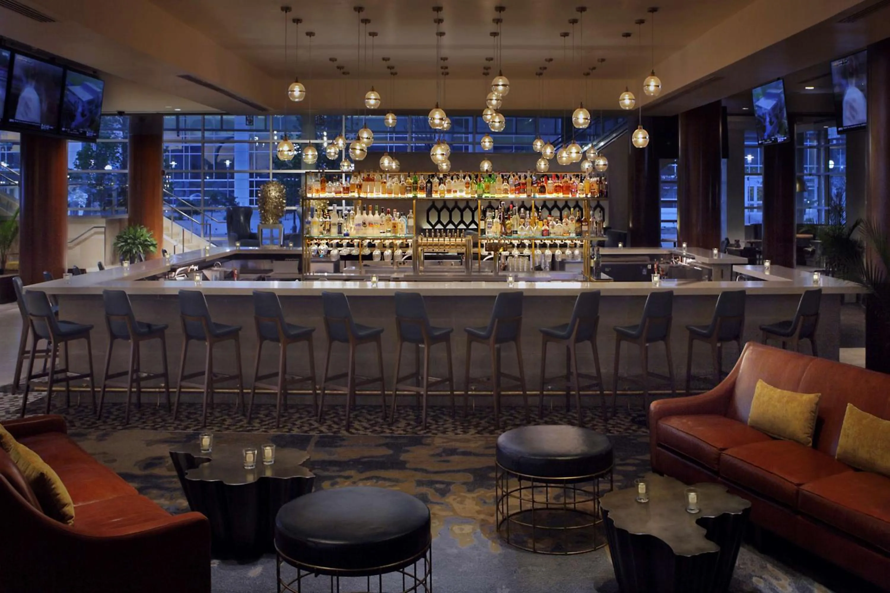 Lounge or bar in Hilton Omaha