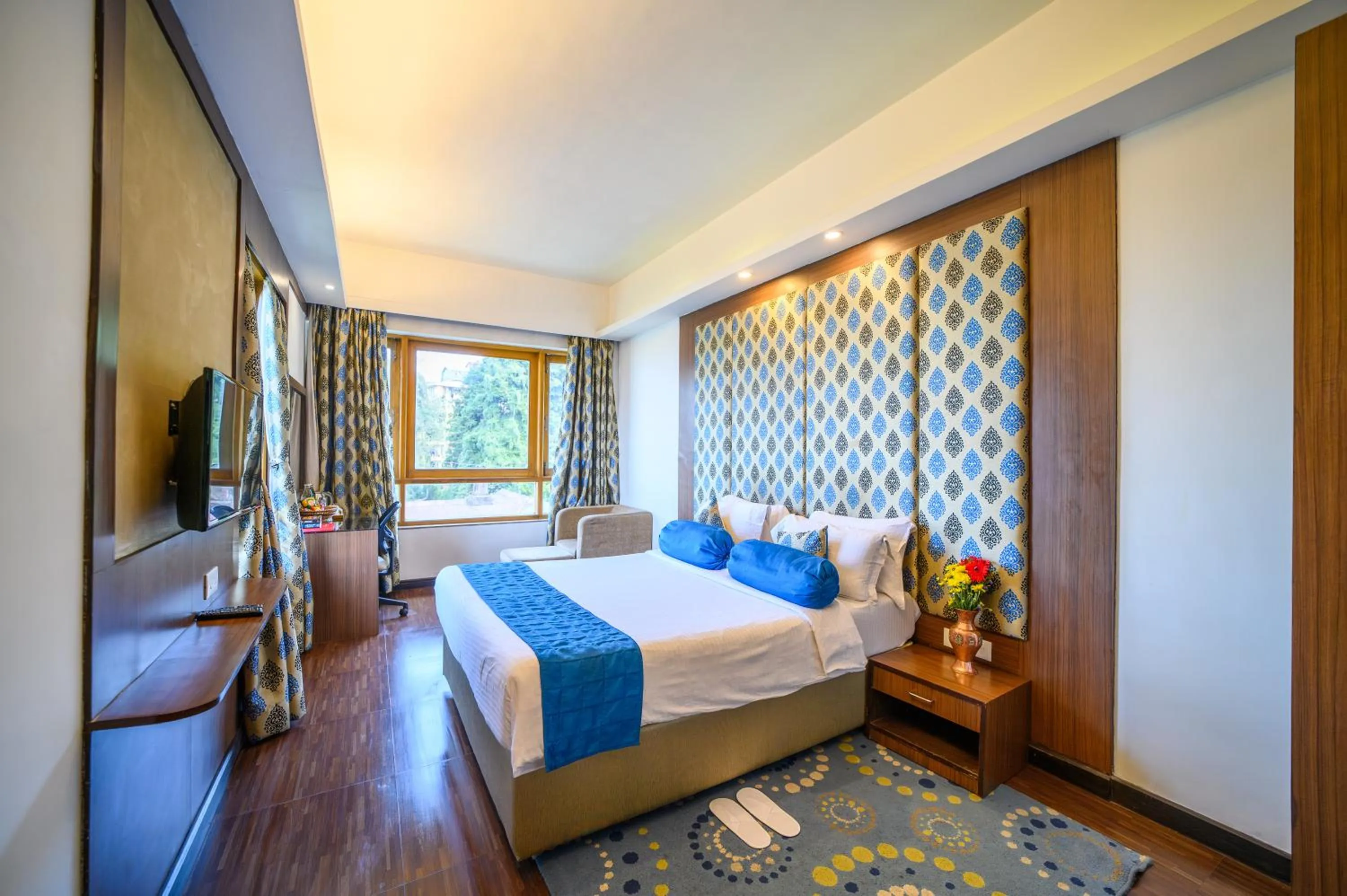 Photo of the whole room, Bed in Sinclairs Darjeeling