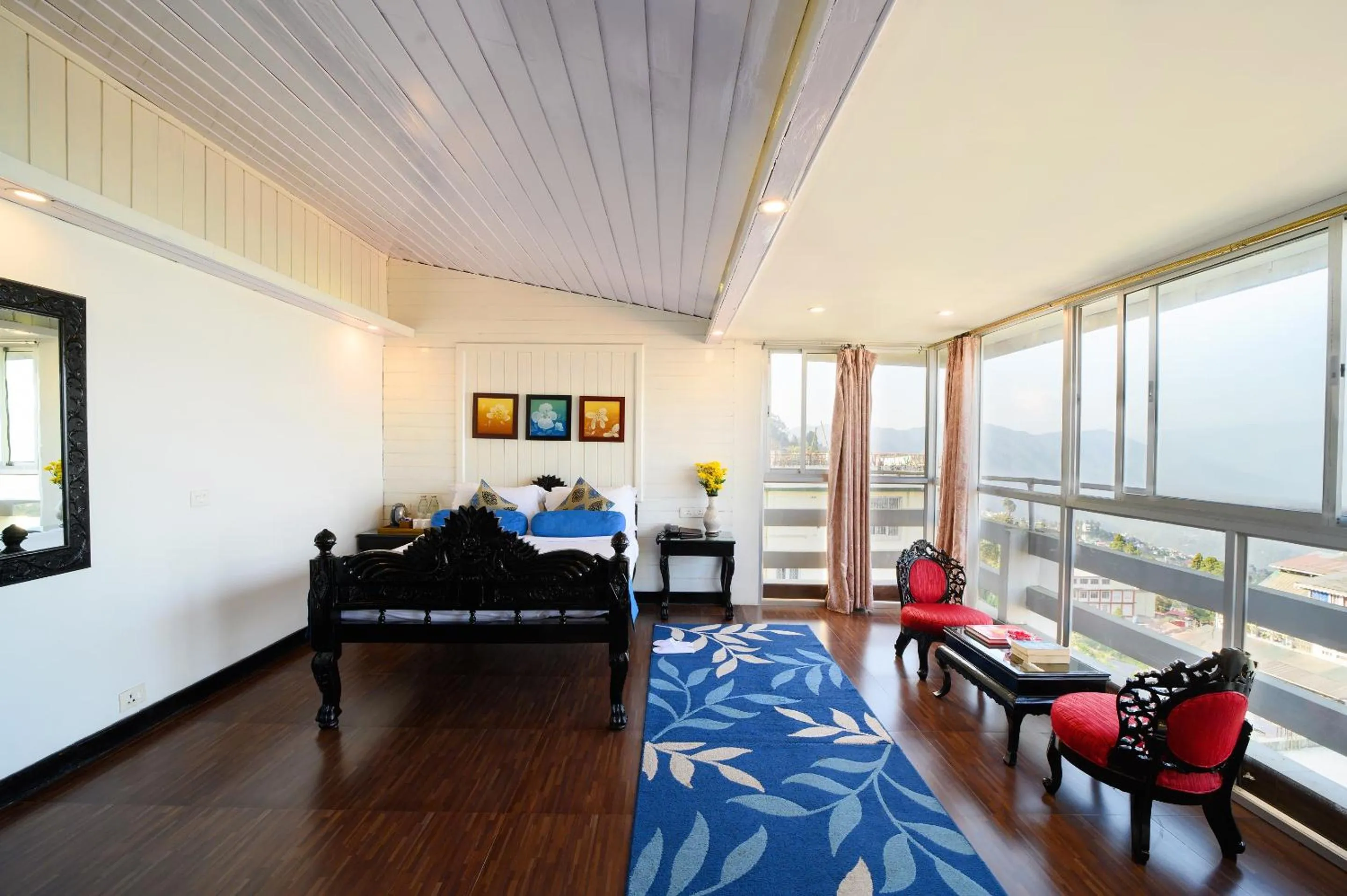 Photo of the whole room in Sinclairs Darjeeling