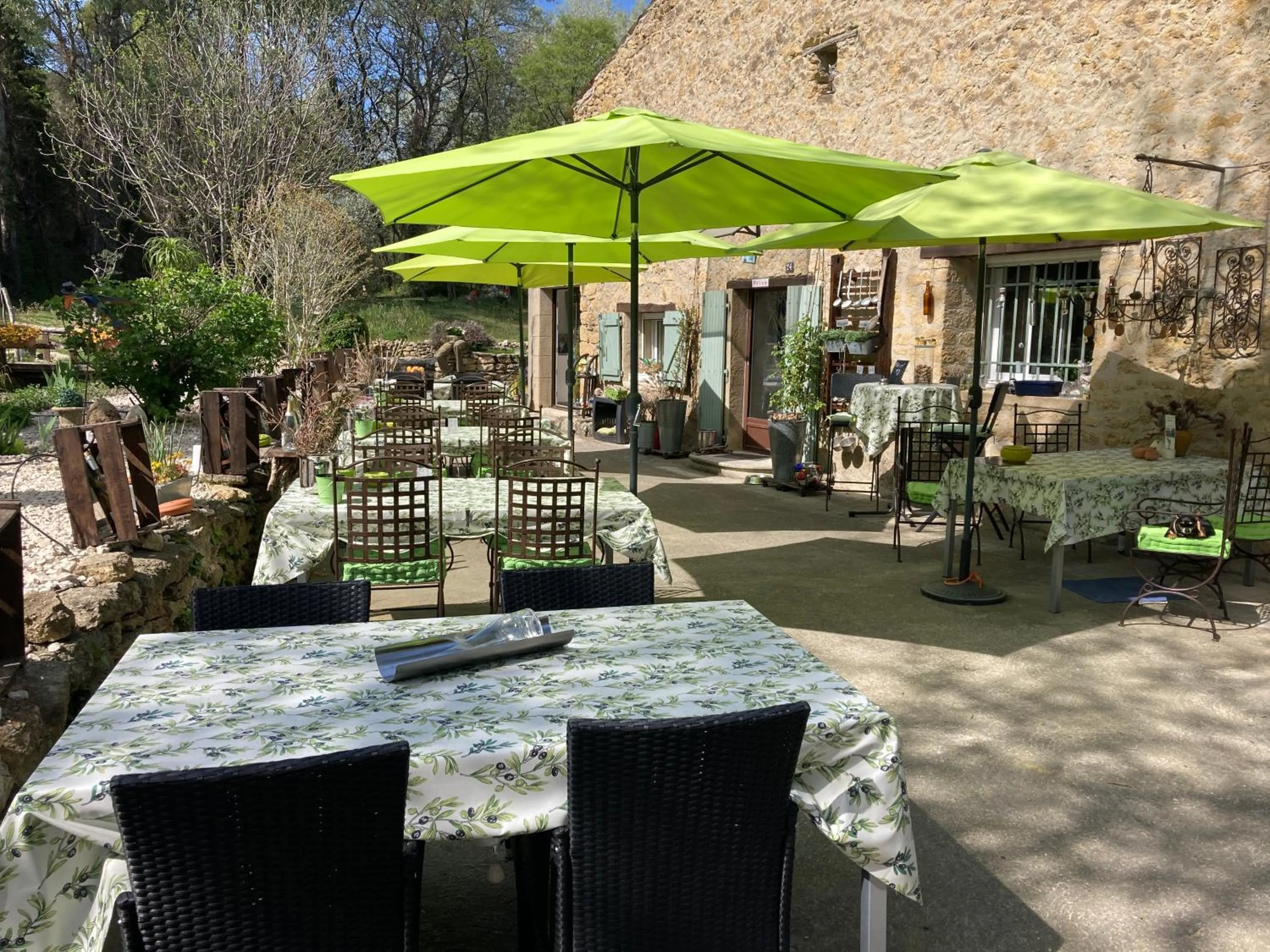 Restaurant/places to eat in Le Mas aux Arômes