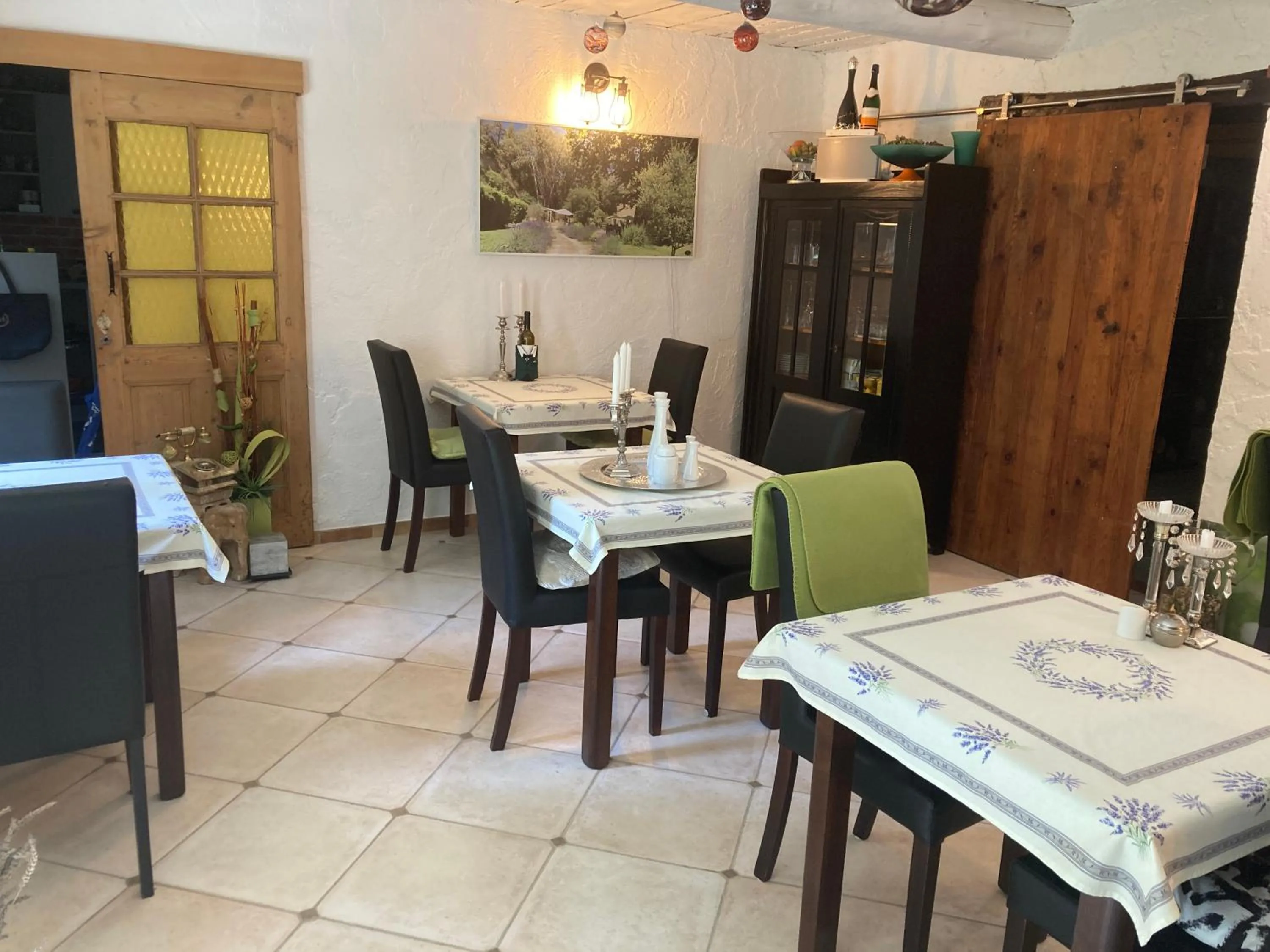 Dining area in Le Mas aux Arômes