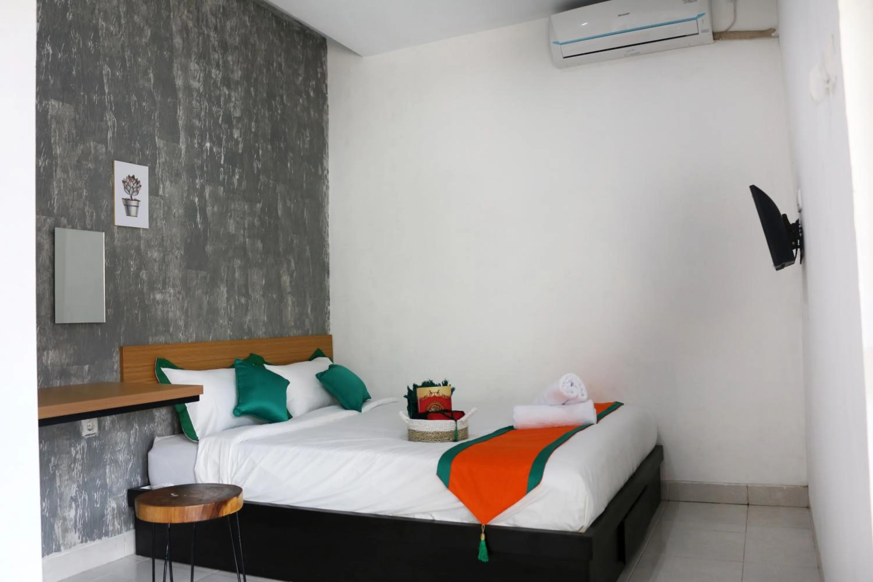 Photo of the whole room, Bed in Hotel Jogja Kili Suci By Simply Homy