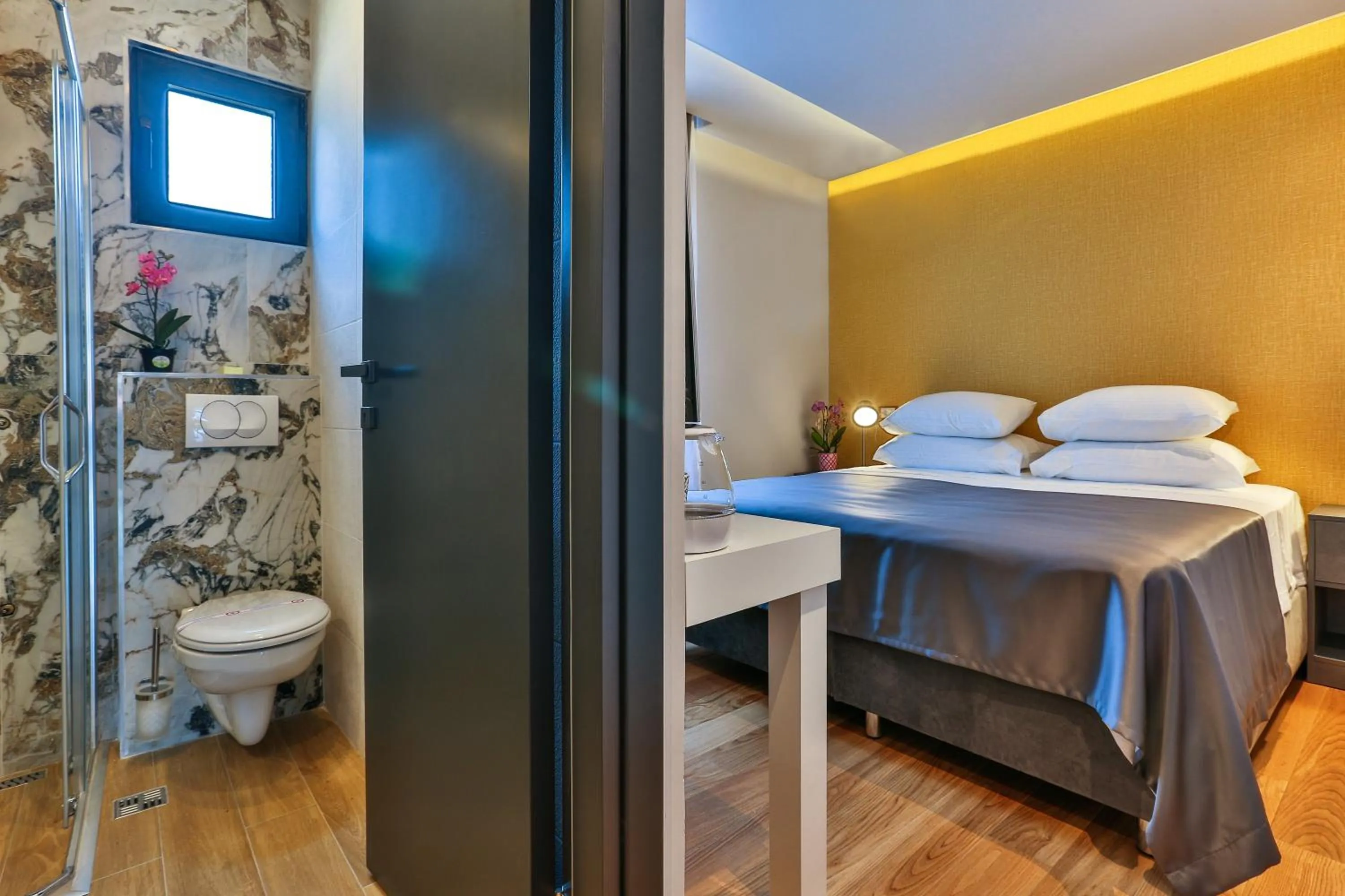 Bathroom, Bed in Hotel M