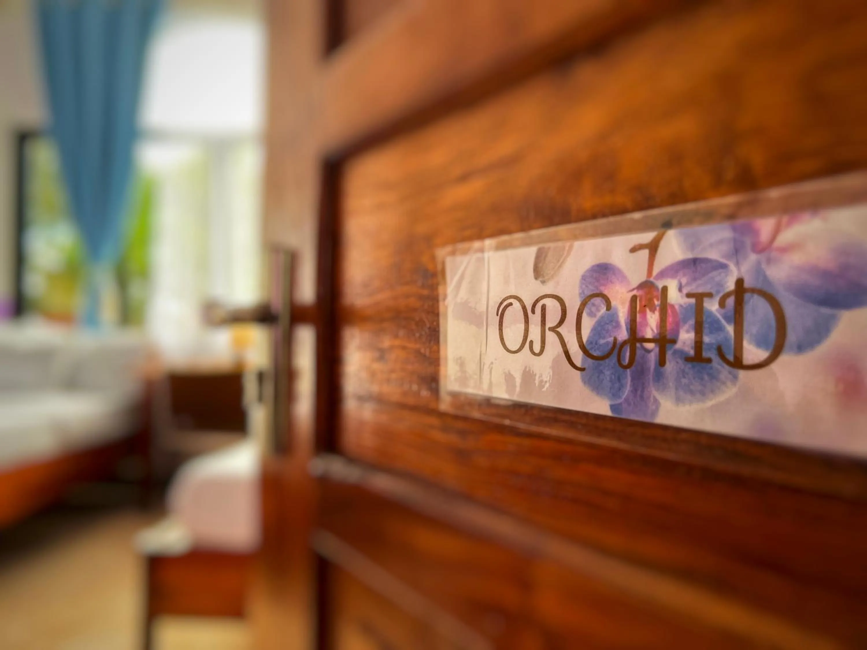 room service, Bed in White Summerville Tourist Inn