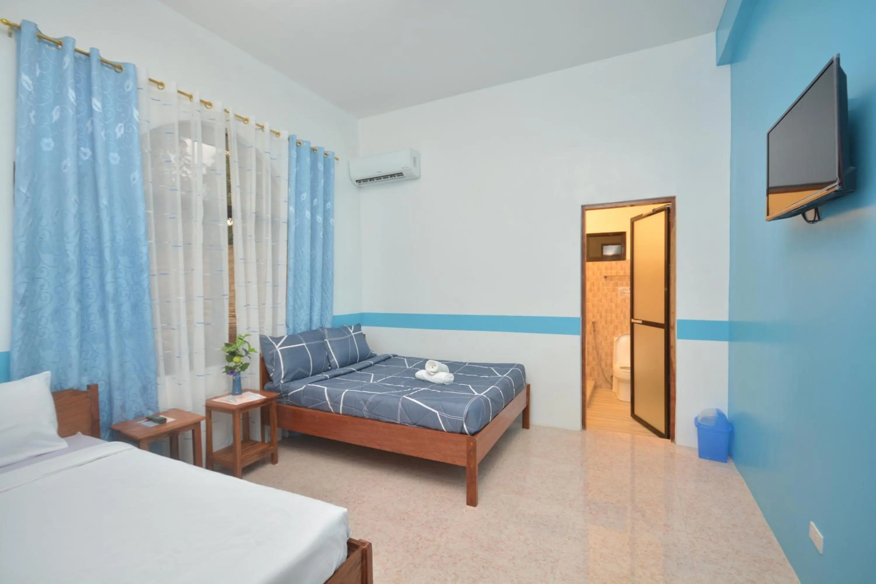 Bed in White Summerville Tourist Inn