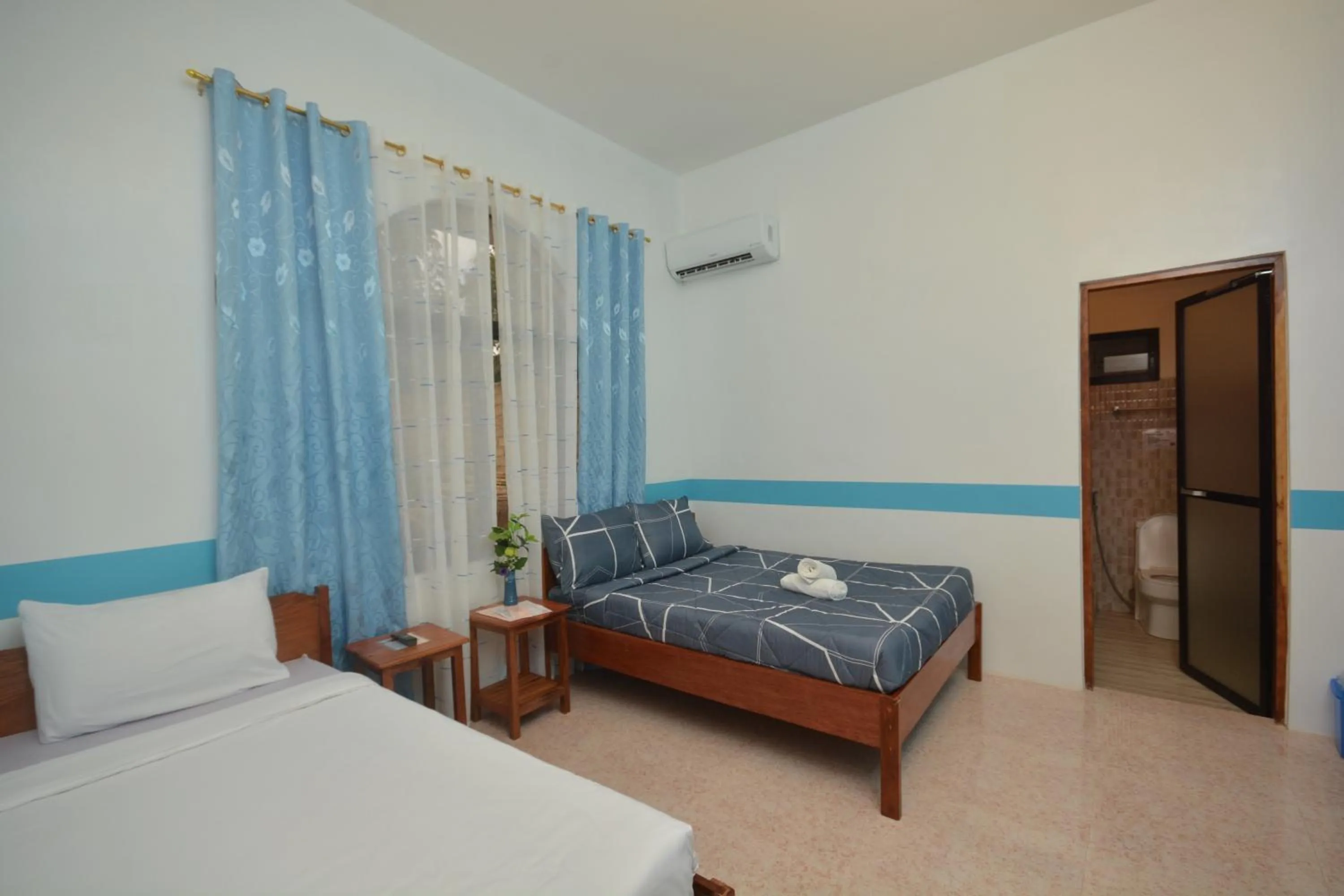 Bed in White Summerville Tourist Inn