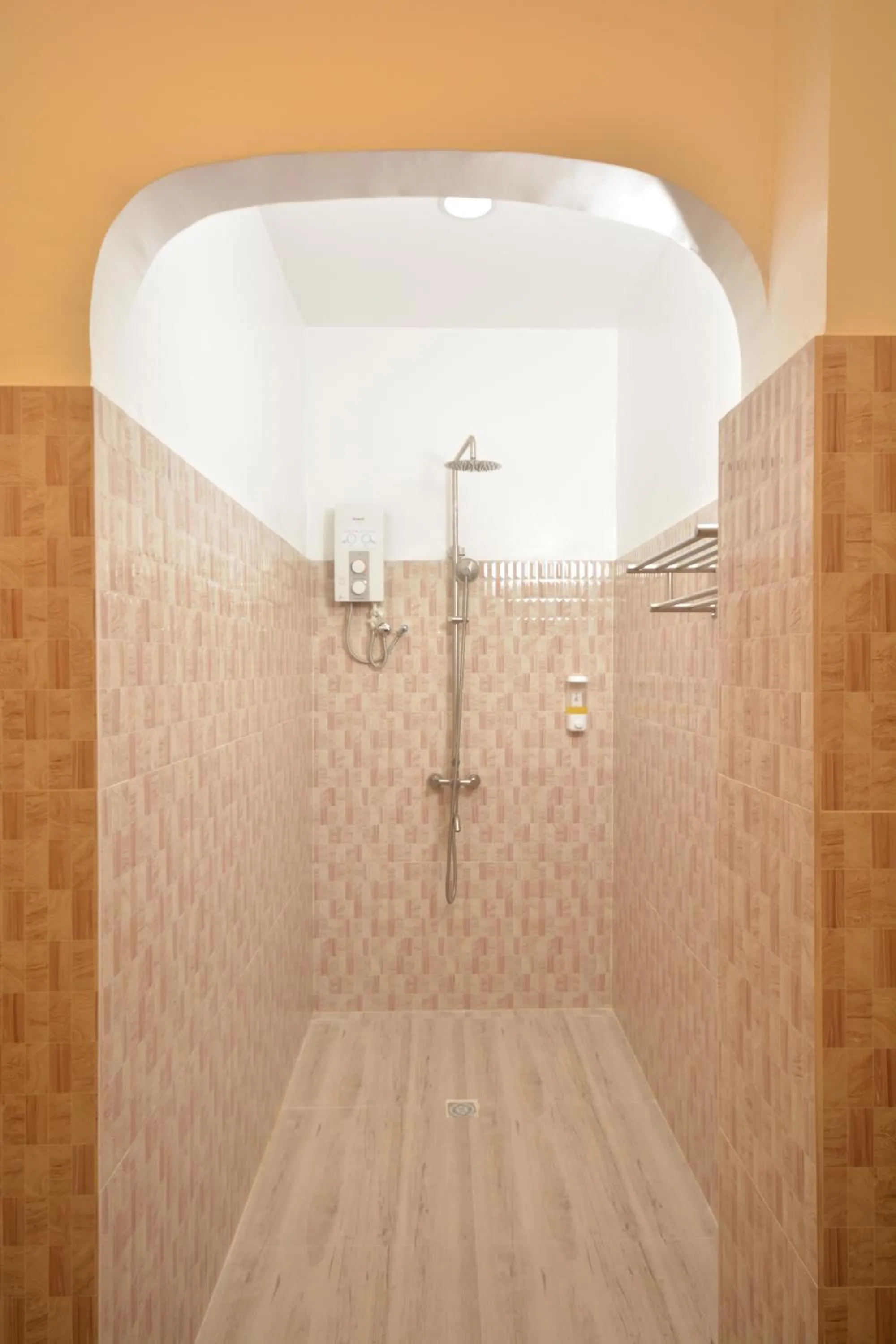 Shower in White Summerville Tourist Inn