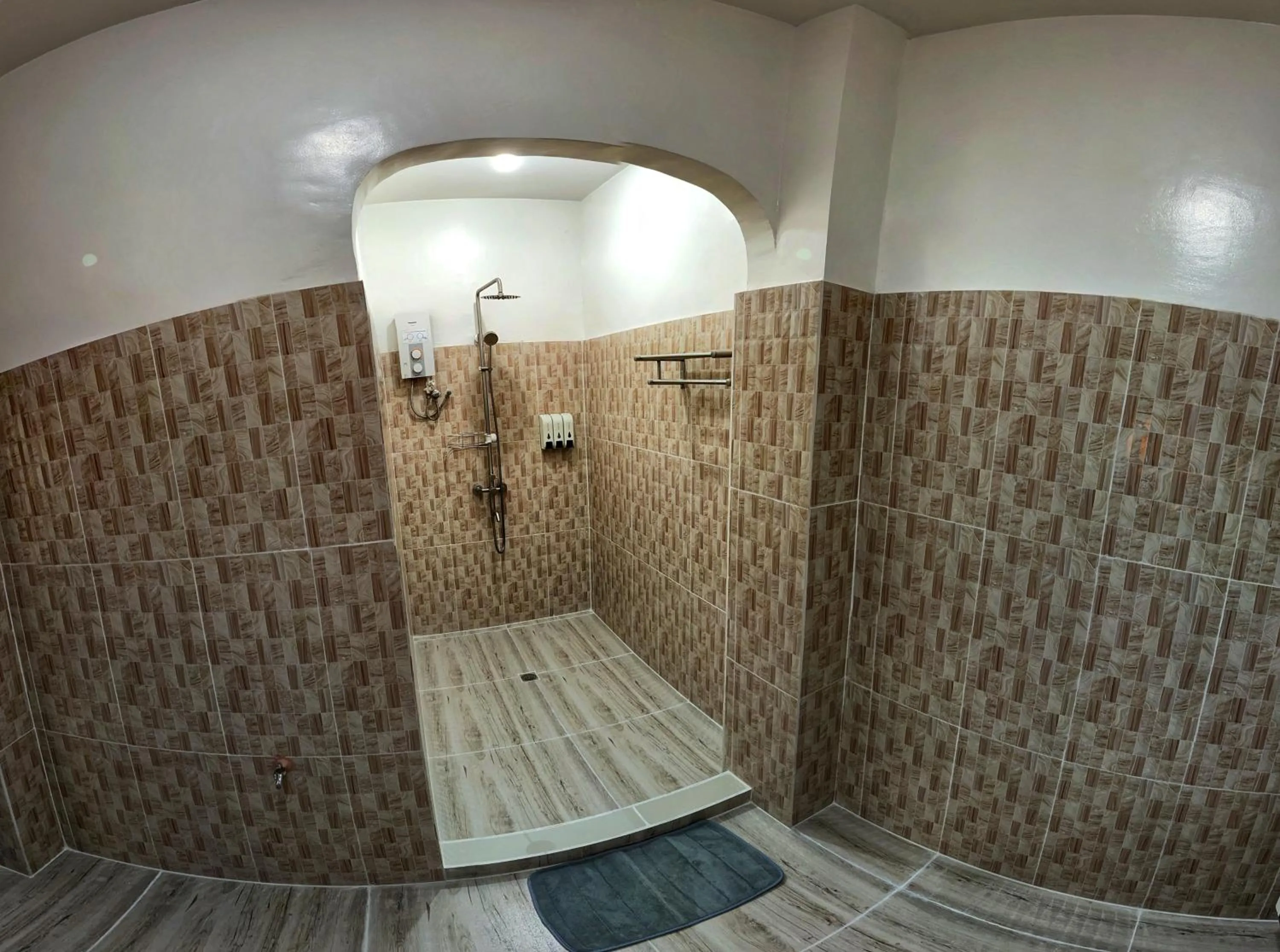 Shower in White Summerville Tourist Inn