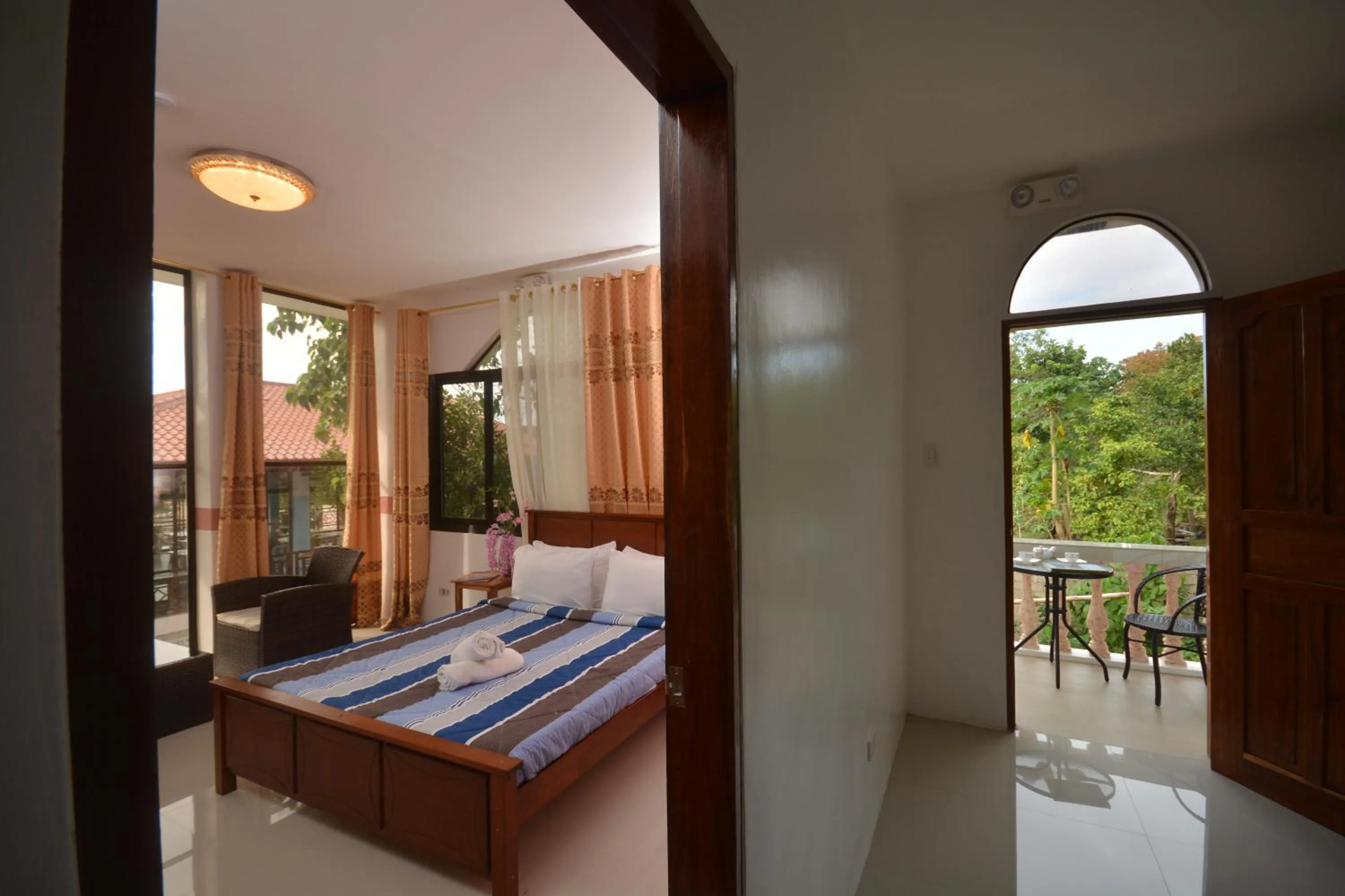 Balcony/Terrace, Bed in White Summerville Tourist Inn