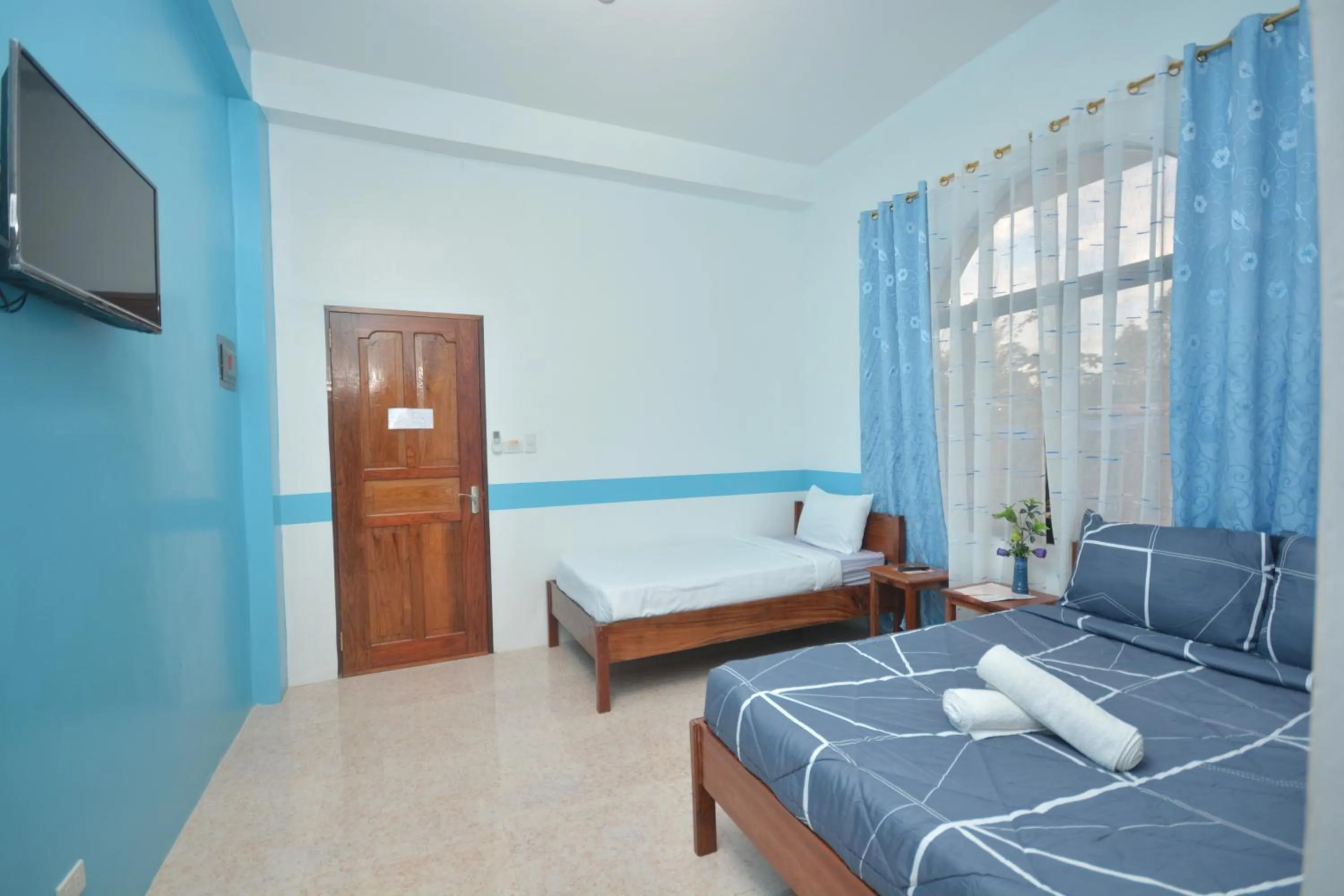 Bed in White Summerville Tourist Inn