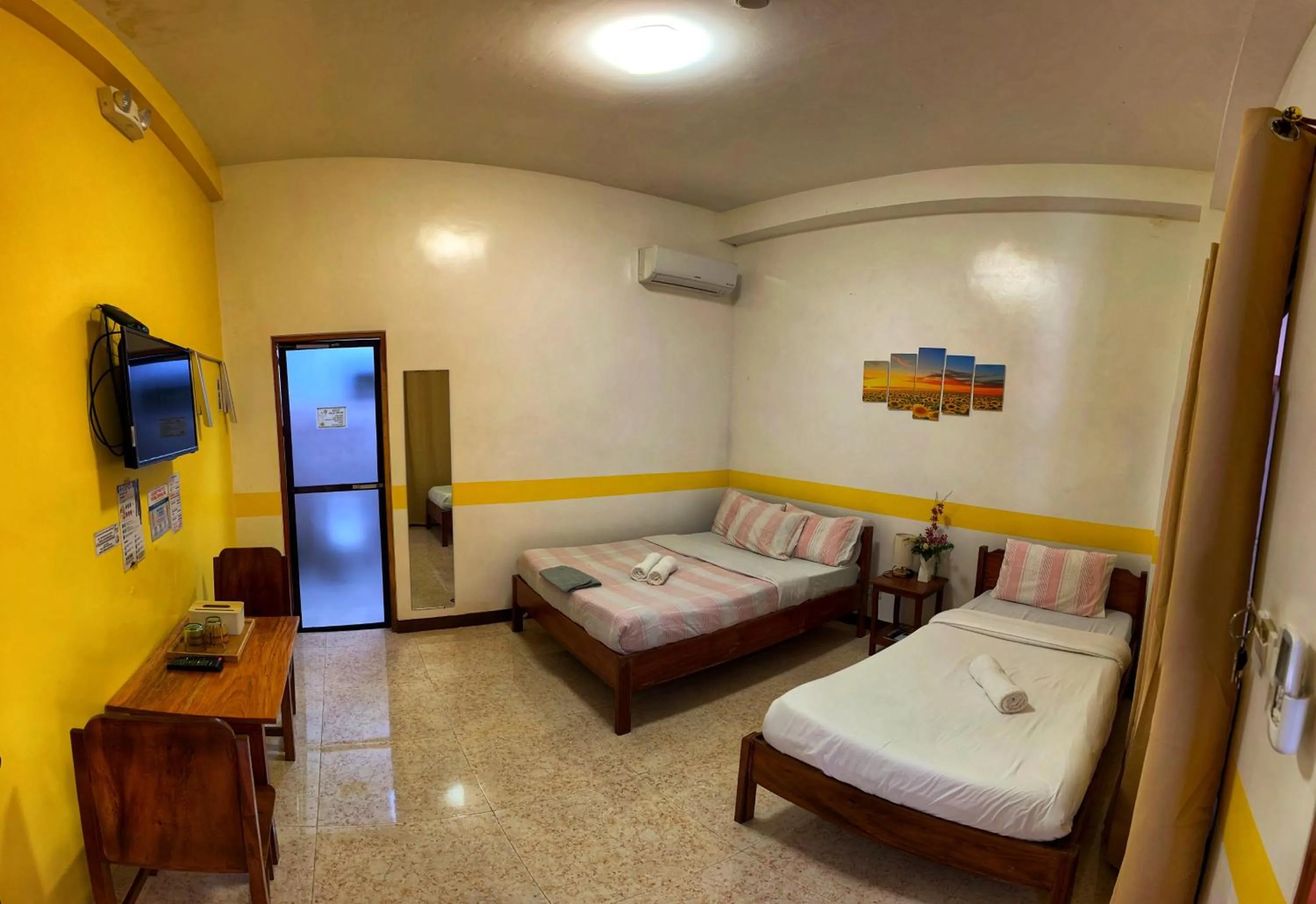 Bedroom, Bed in White Summerville Tourist Inn