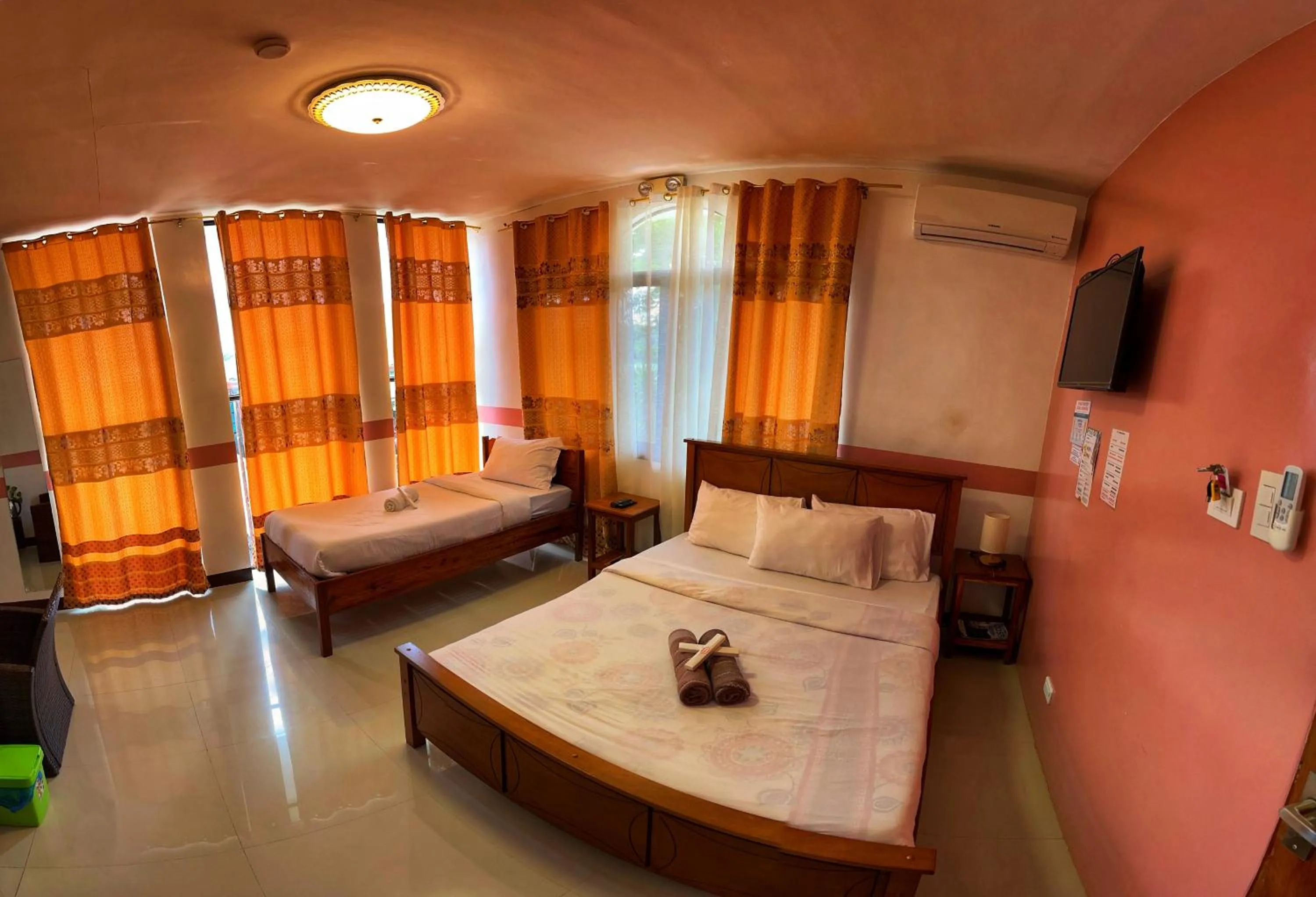 Bedroom, Bed in White Summerville Tourist Inn