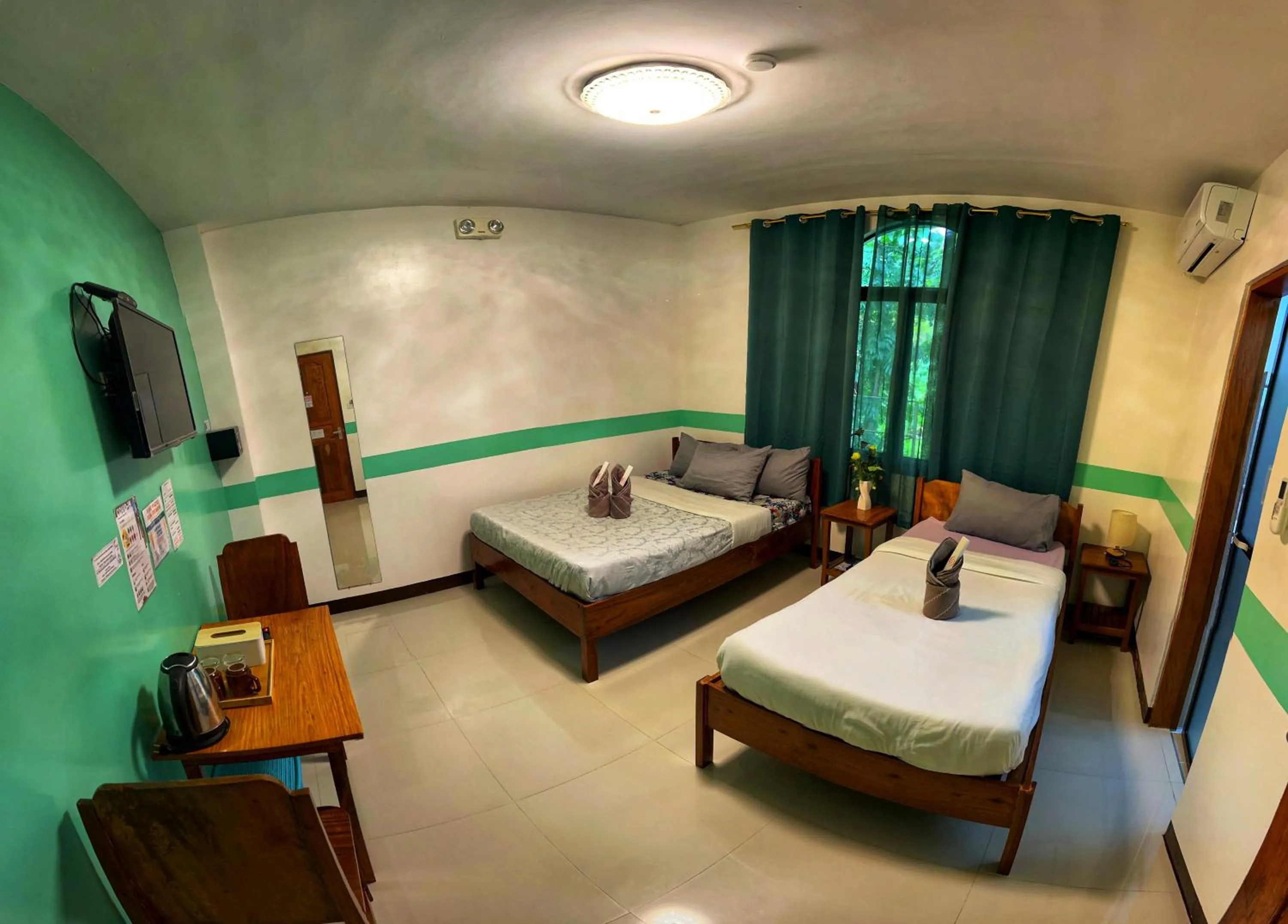 Bedroom, Bed in White Summerville Tourist Inn